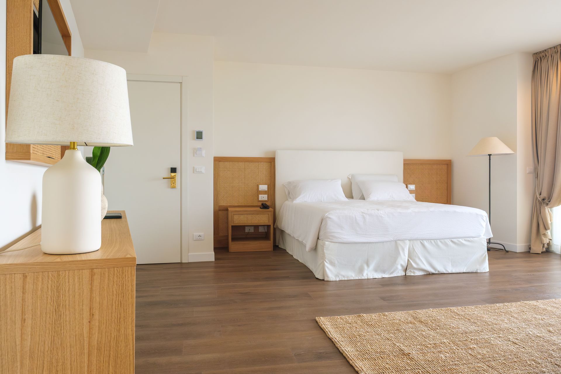 C'è un grande letto in mezzo alla stanza.