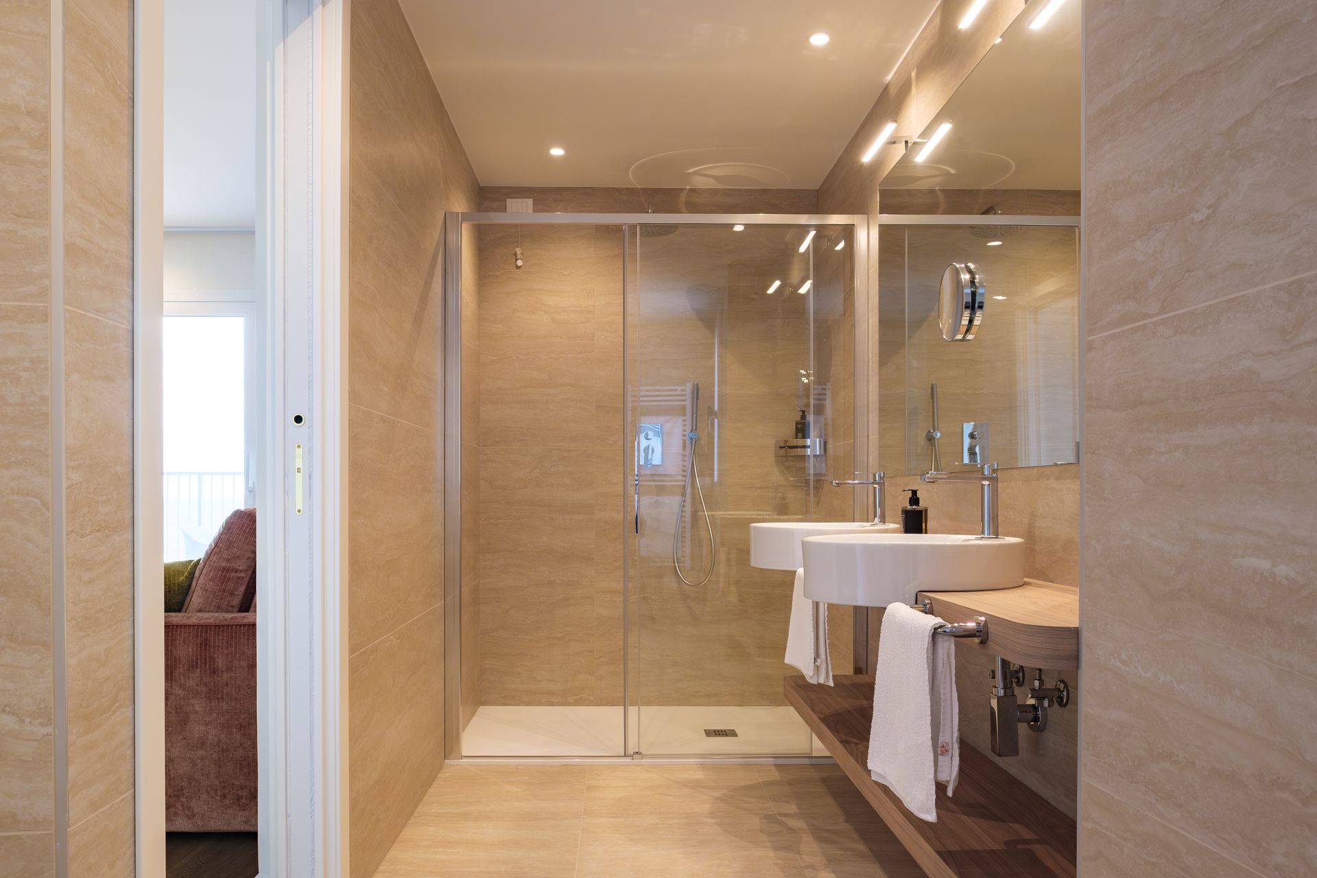 Un bagno con due lavandini e una cabina doccia.