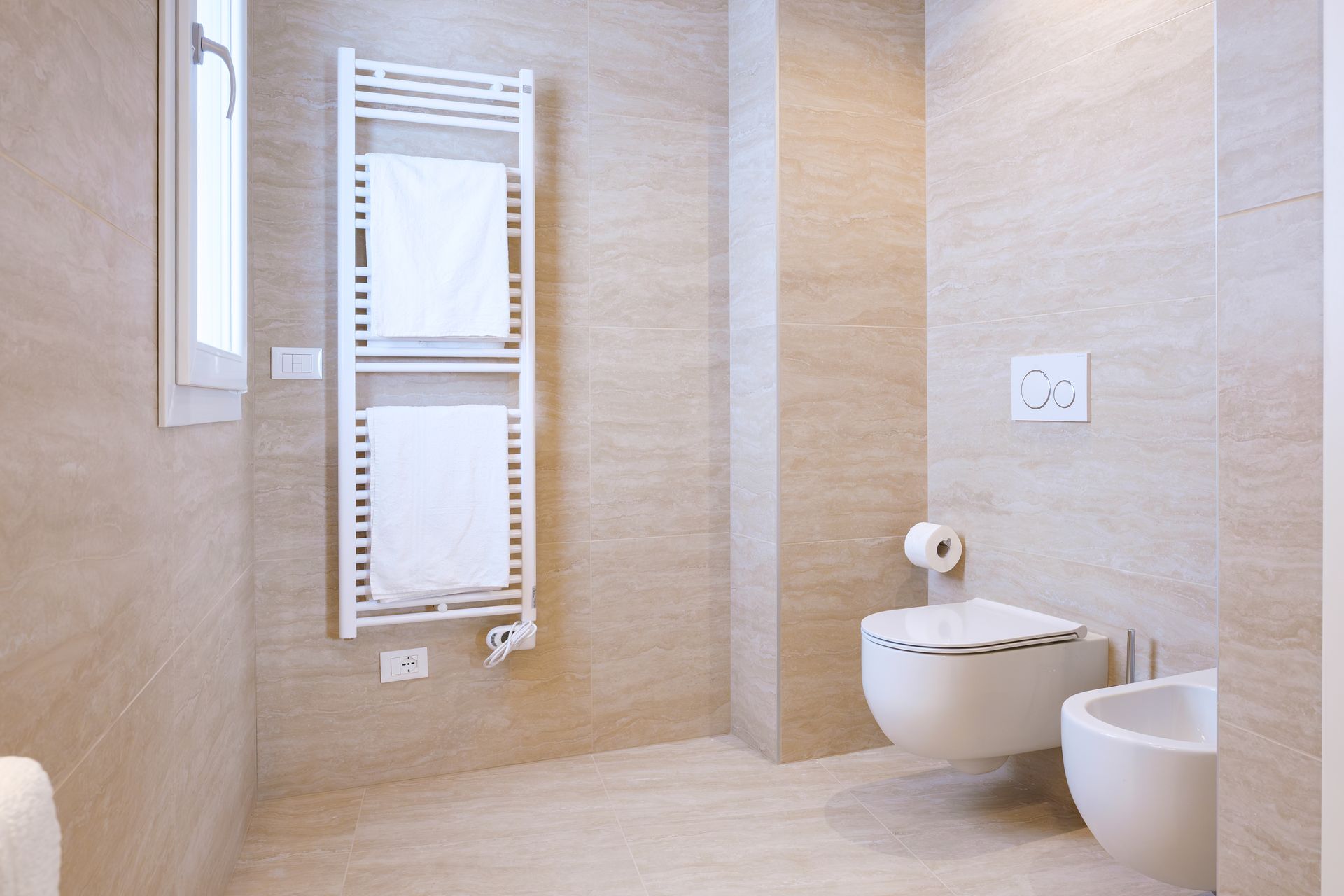 Un bagno con wc, bidet e portasciugamani.