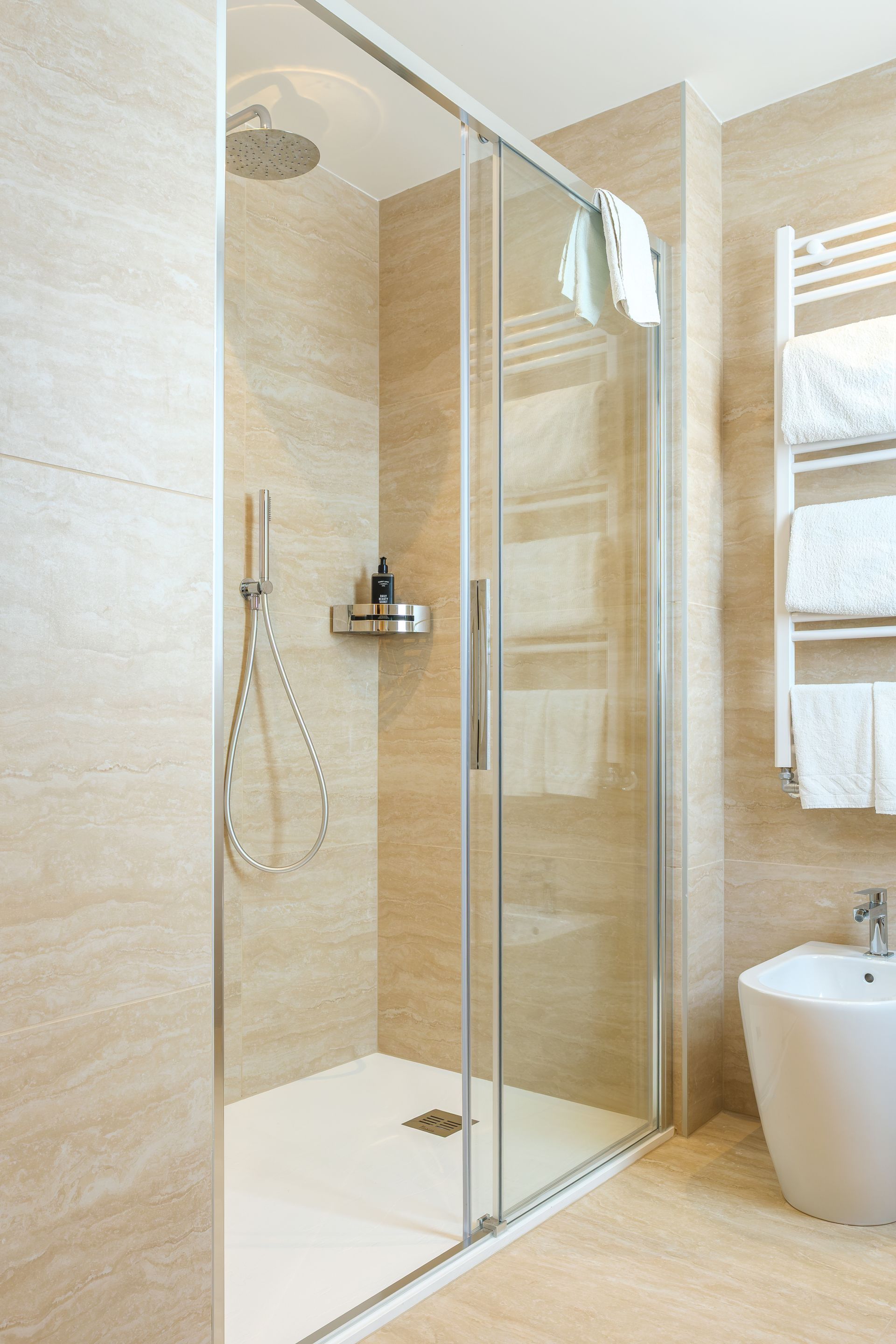 Un bagno con cabina doccia e bidet.