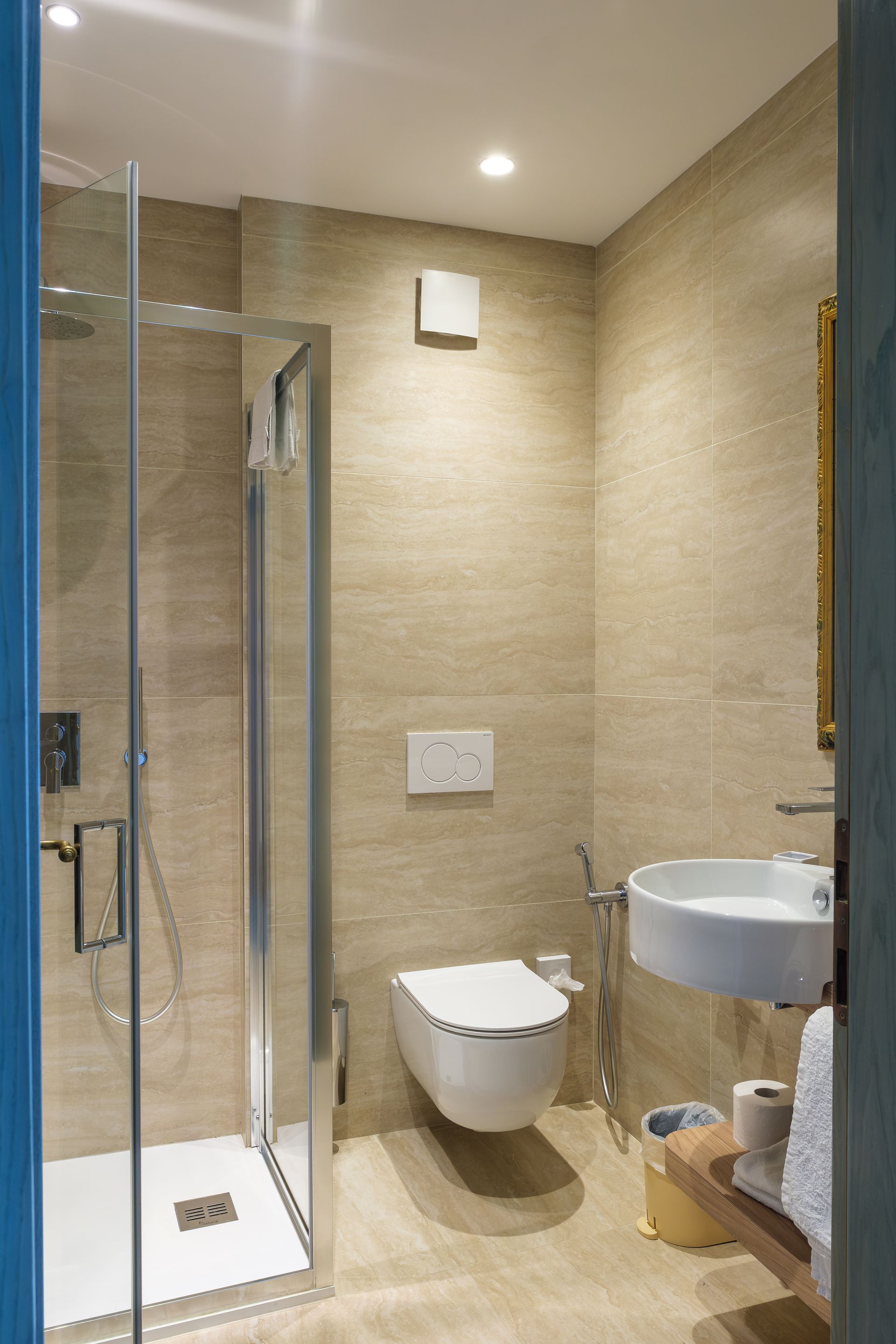 Un bagno con wc, lavandino e doccia.