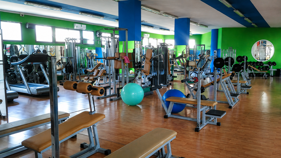 Allenamento con i pesi liberi in sala pesi