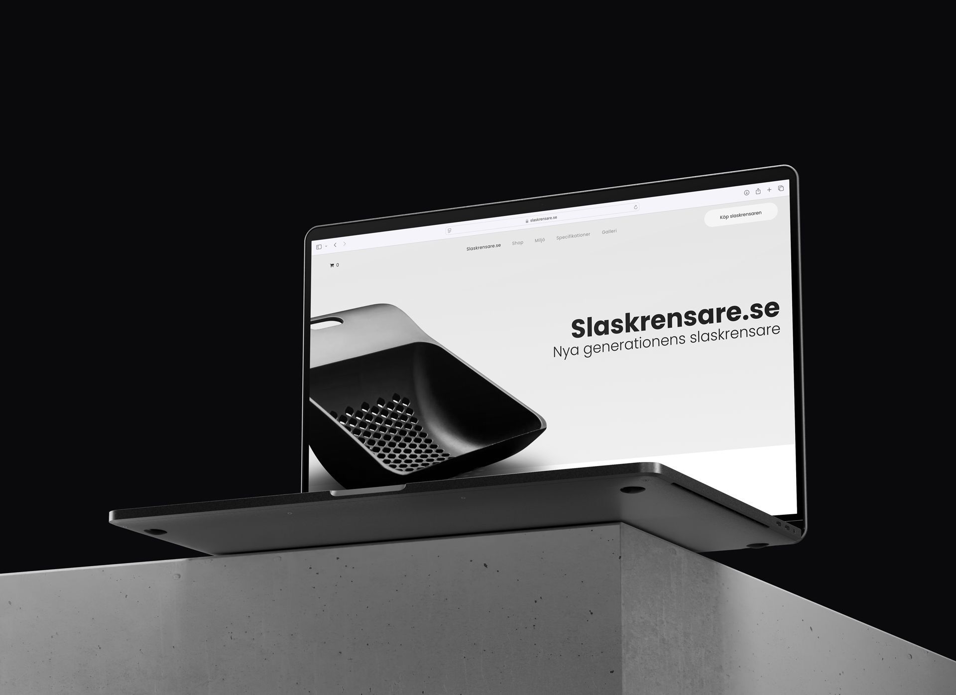Bild på en laptop underifrån som står på en betongpelare mot svart bakgrund. Man ser skärmen som visar hemsidan slaskrensare.se.