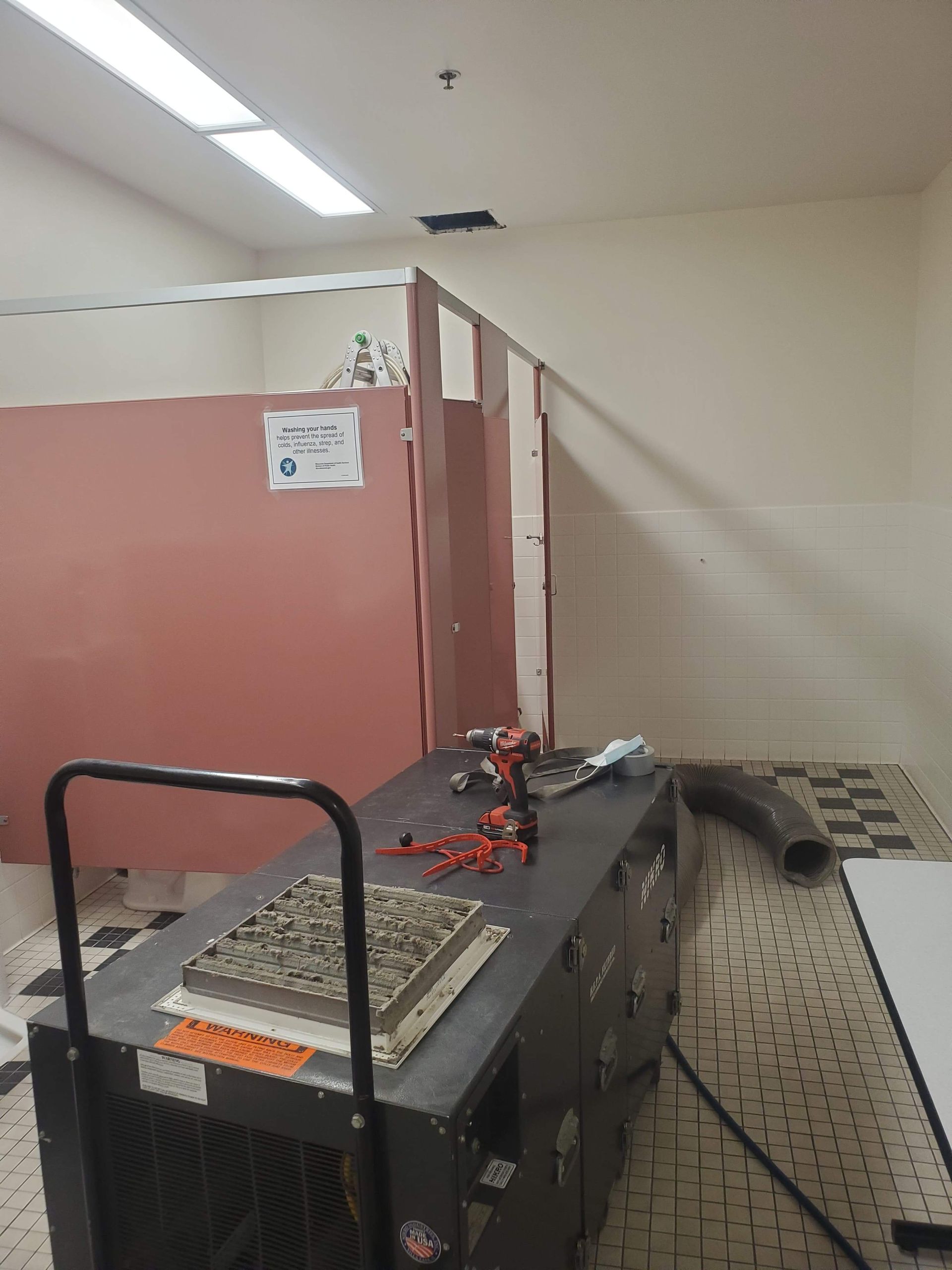 A room with a table and a drill in it