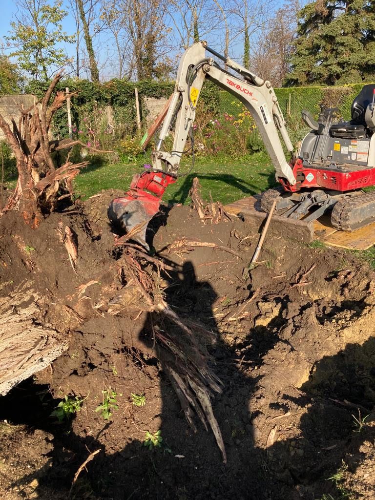 Erdarbeiten mit Bagger im Garten
