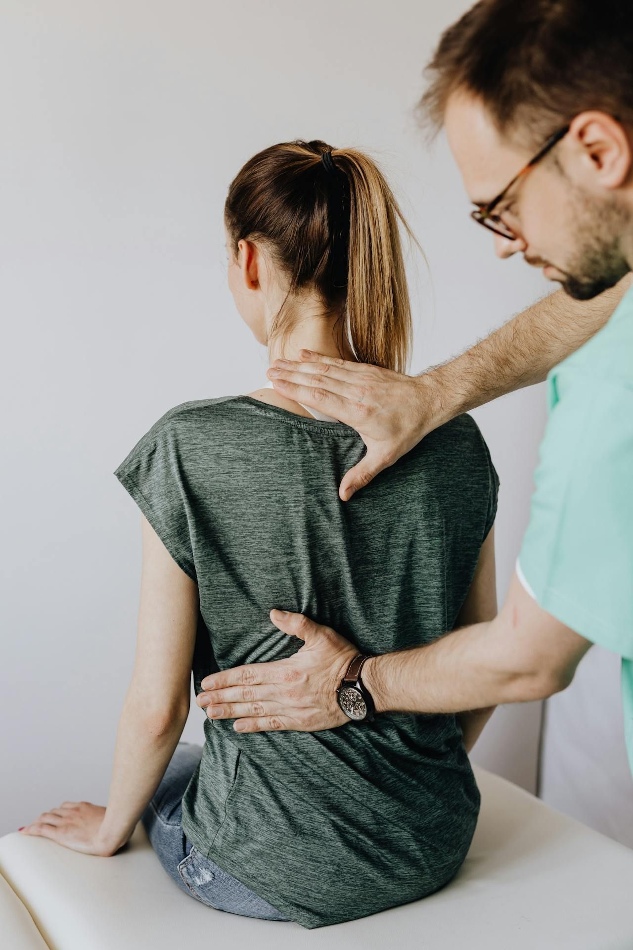 A man is giving a woman a massage on her back. — HealthPoint Mingara In Tumbi Umbi, NSW