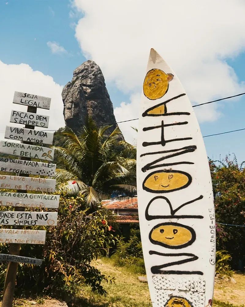 Uma prancha de surf pintada com a inscrição