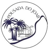 Logotipo circular da Pousada do Joab com palmeiras, uma cabana de praia, uma prancha de surf e o contorno estilizado de uma onda costeira.