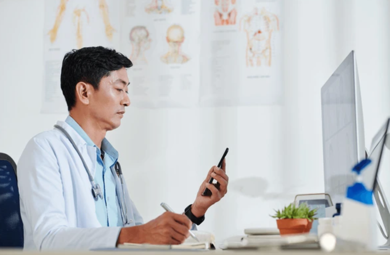 Patient using two-way text messaging to communicate with healthcare provider