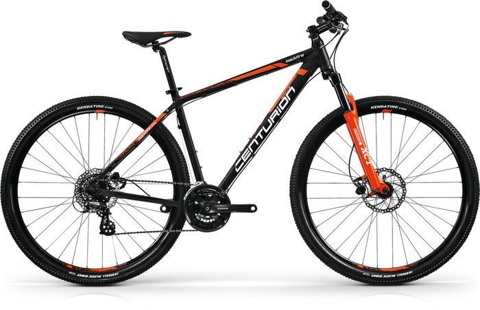 ein schwarzes und orangefarbenes centurion-Fahrrad auf weißem Hintergrund