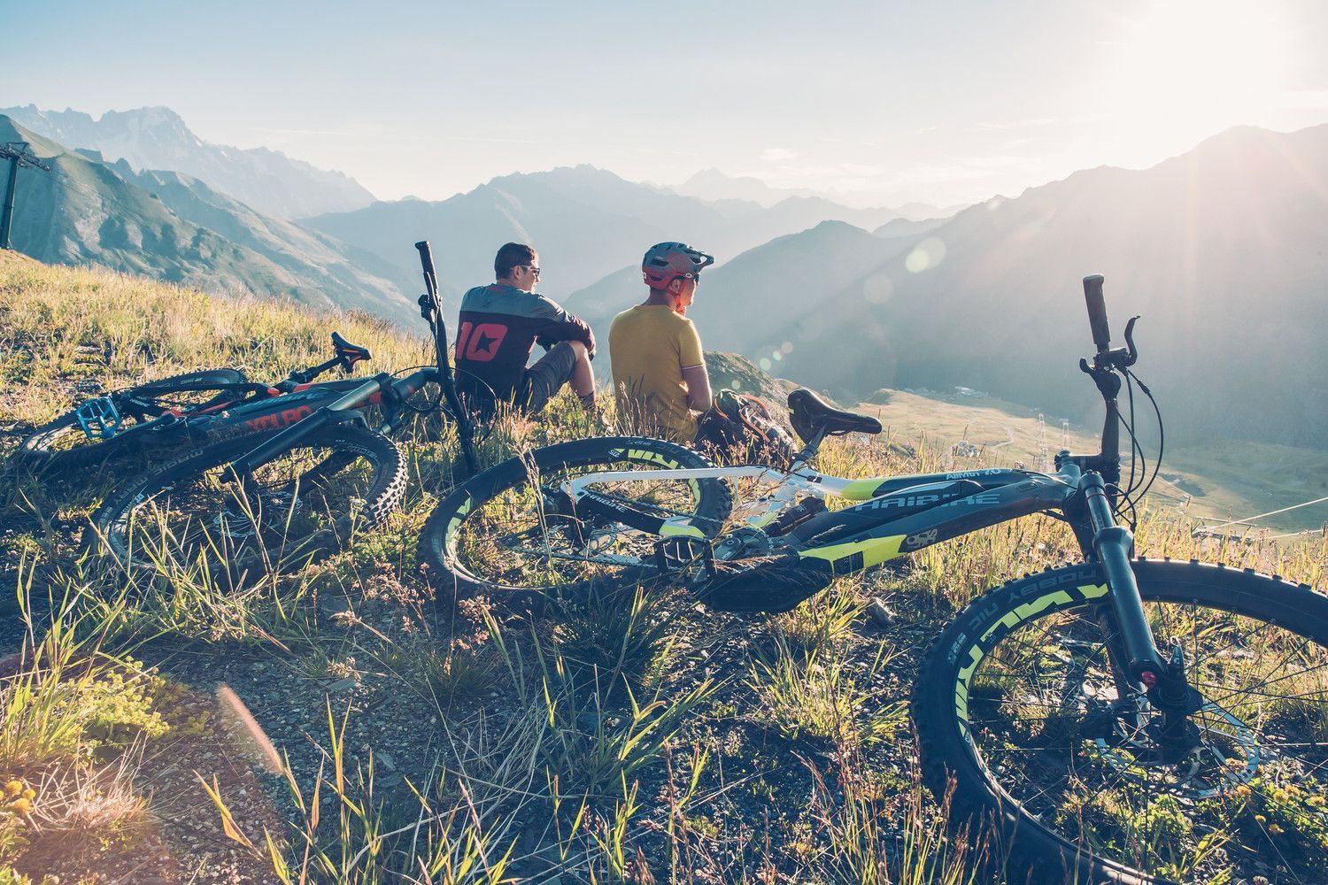Mountainbike genießen die Aussicht