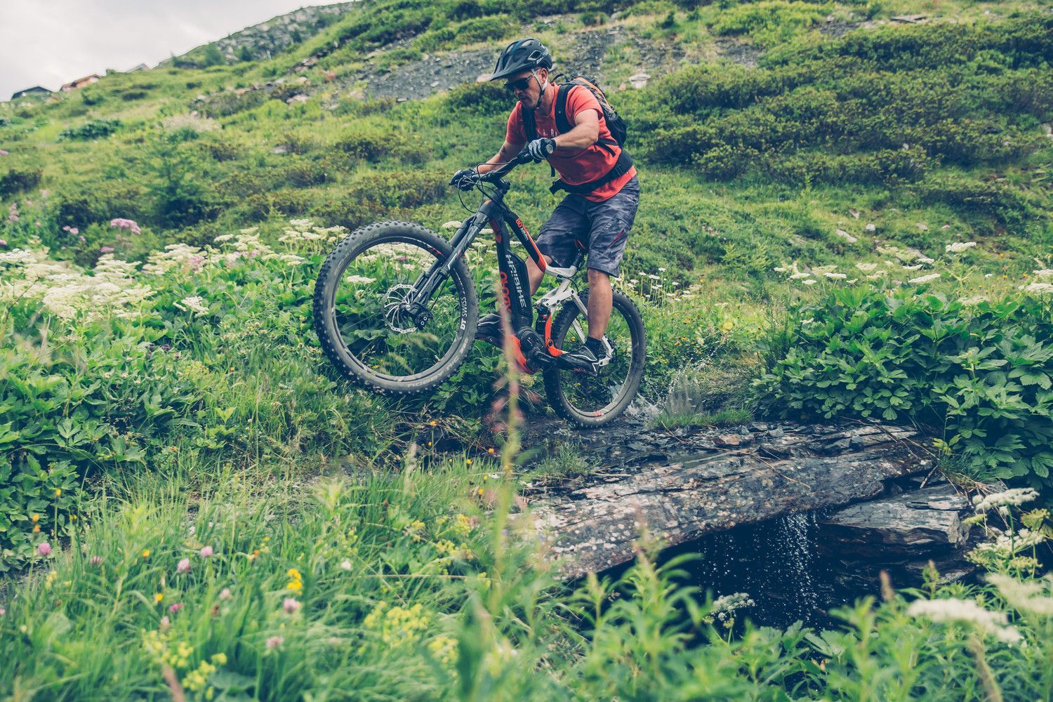 Mountainbiker auf einer Almwiese