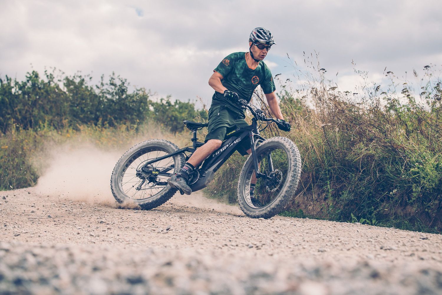 Mountainbike auf einer Landstraße