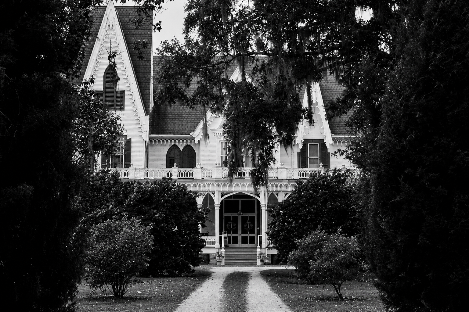 Ardoyne Plantation photo by Z28scrambler, CC BY-SA 3.0, via Wikimedia Commons. Converted to black and white.