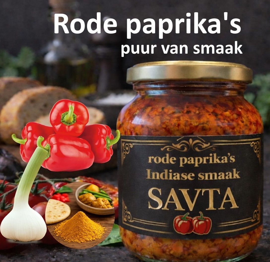 Potten met kruiden en specerijen van het merk Savta op een houten ondergrond, omringd door specerijen en groenten.