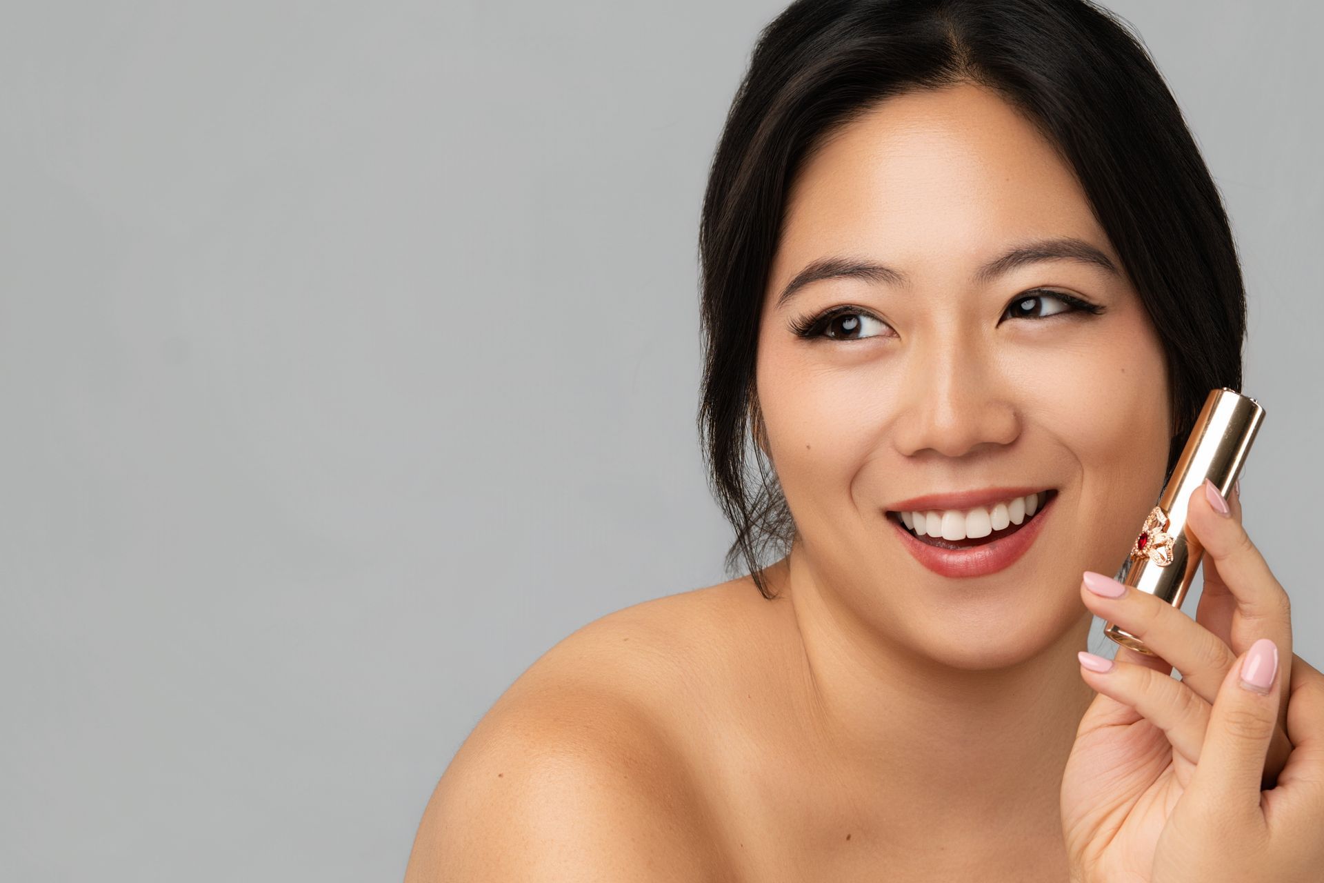 Minnie Lee modeling Ohui luxury lipstick