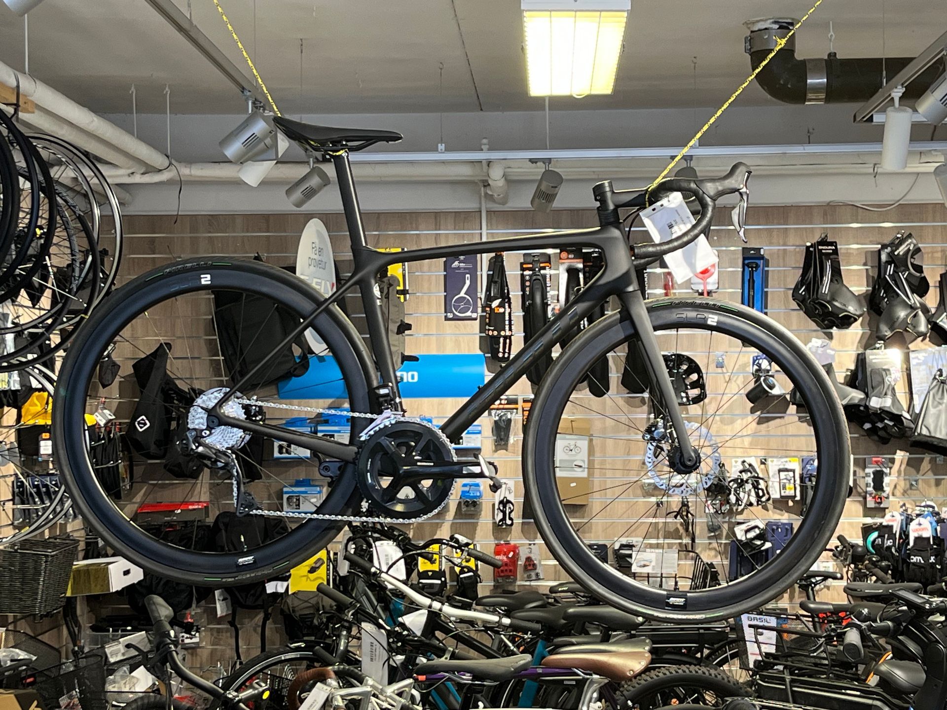 Værløse Cyklers værksted med cykel under gearjustering