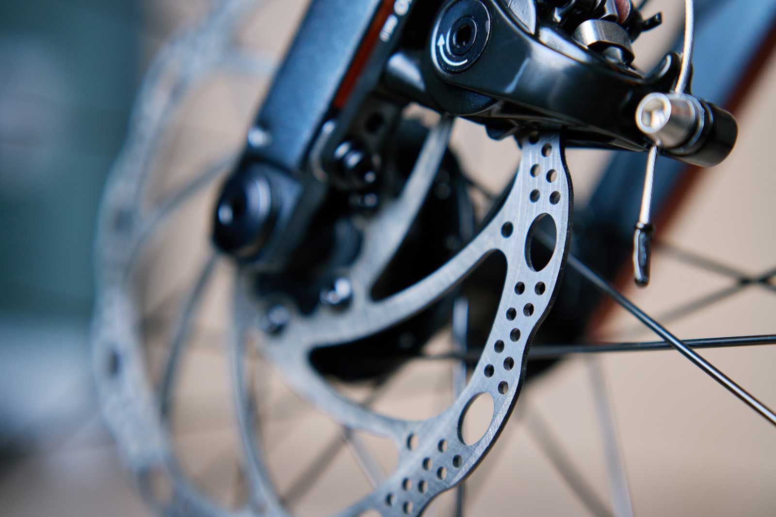 Hydraulisk skivebremse på elcykel under service hos Værløse Cykler