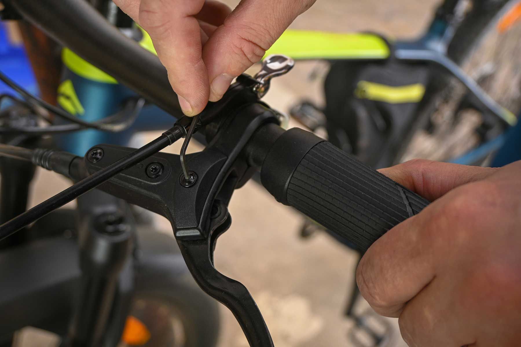 Cykelmekaniker justerer gear på cykel på Værløse Cyklers værksted