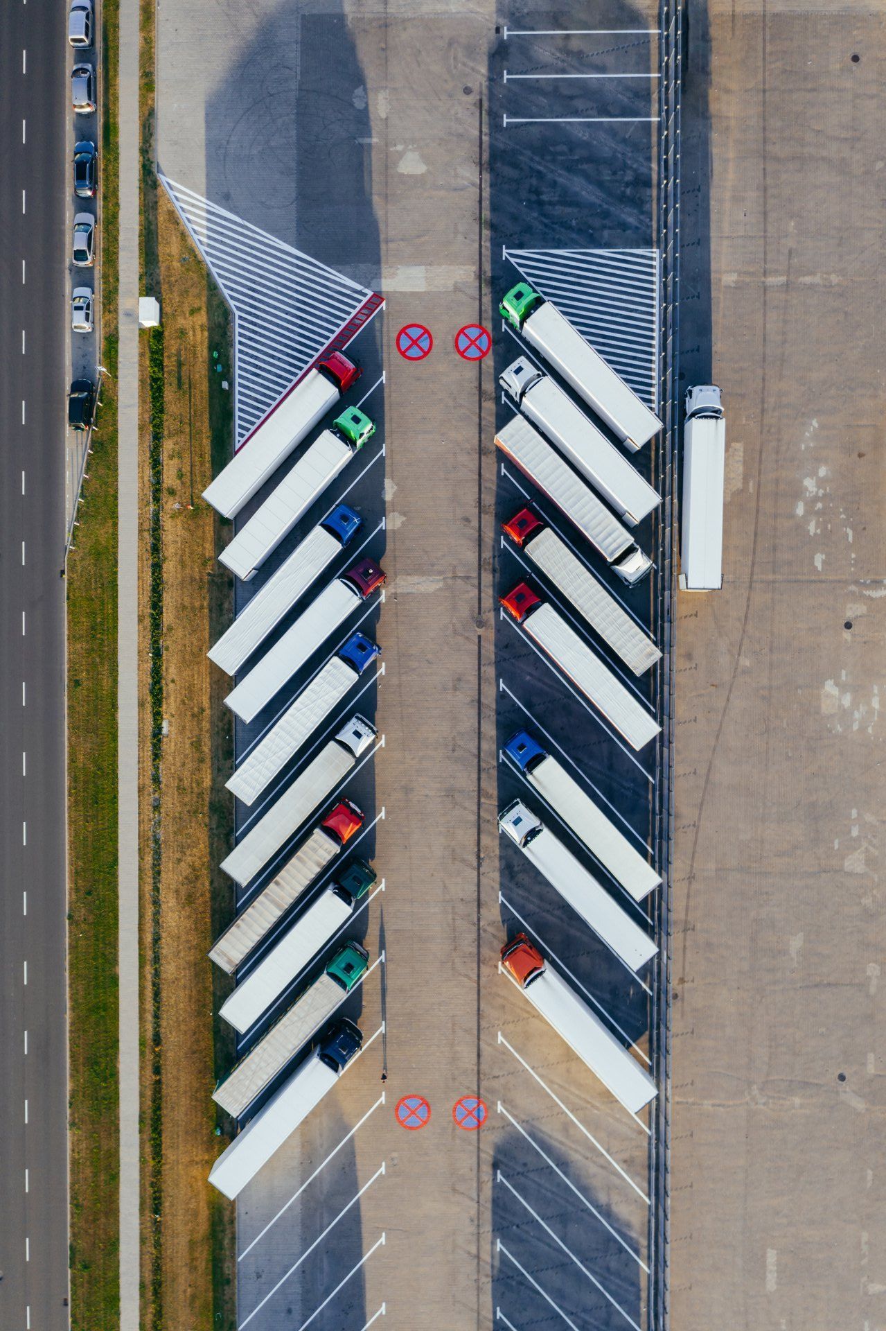 Une vue aérienne des camions garés dans un parking