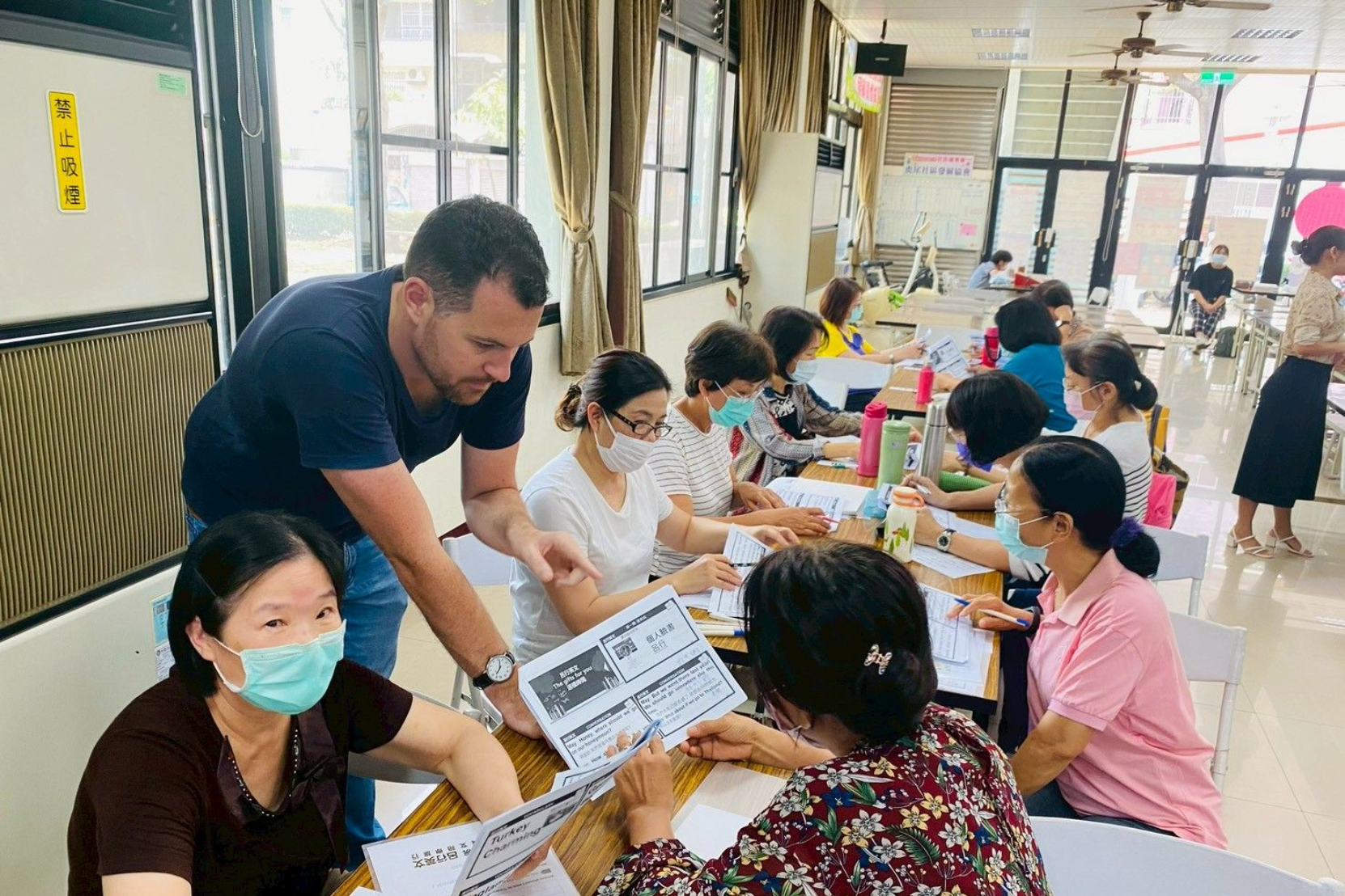 萊科英語老師陪伴成人學員練習的真實課堂照片