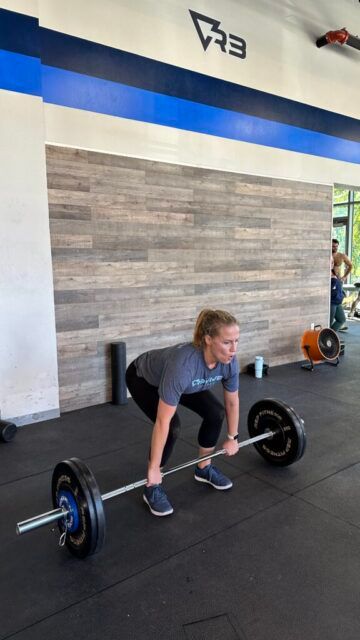 Ari seeking to set a new PR! A member performing a clean from off the floor, in her set up position.