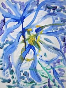 Acquerello astratto di un fiore blu con centro giallo e dettagli verdi su sfondo chiaro.