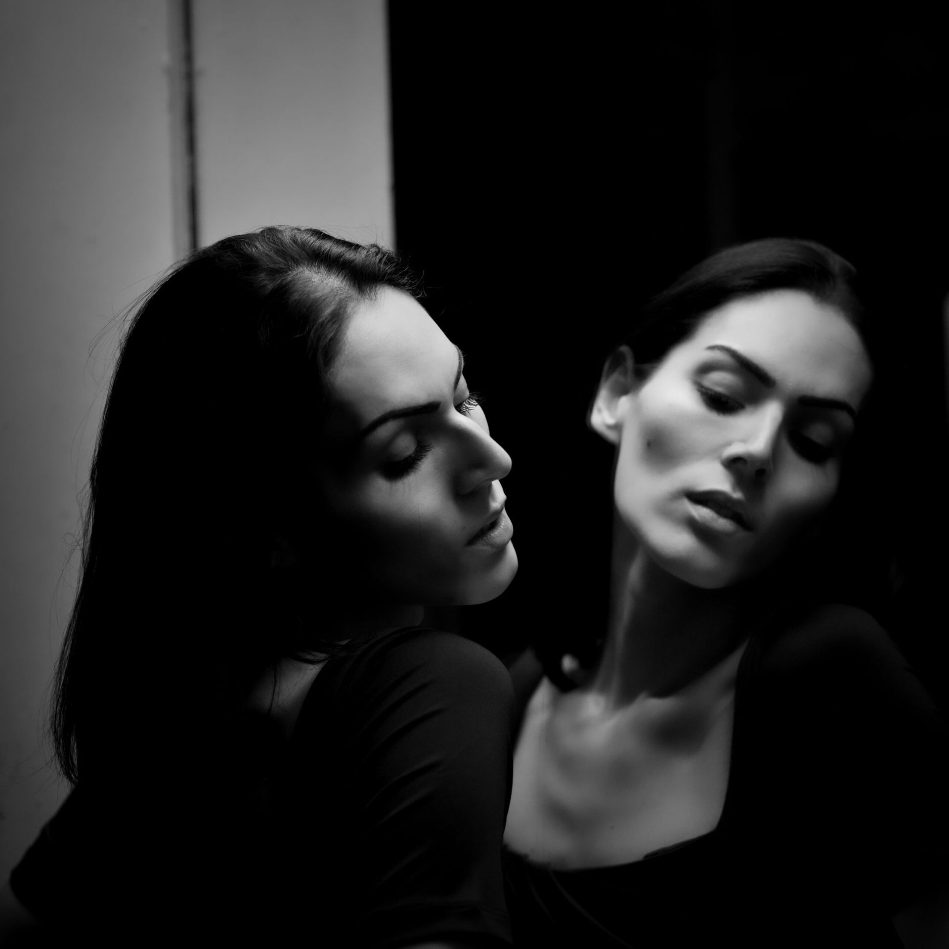 Femme se regardant dans un miroir ; noir et blanc.