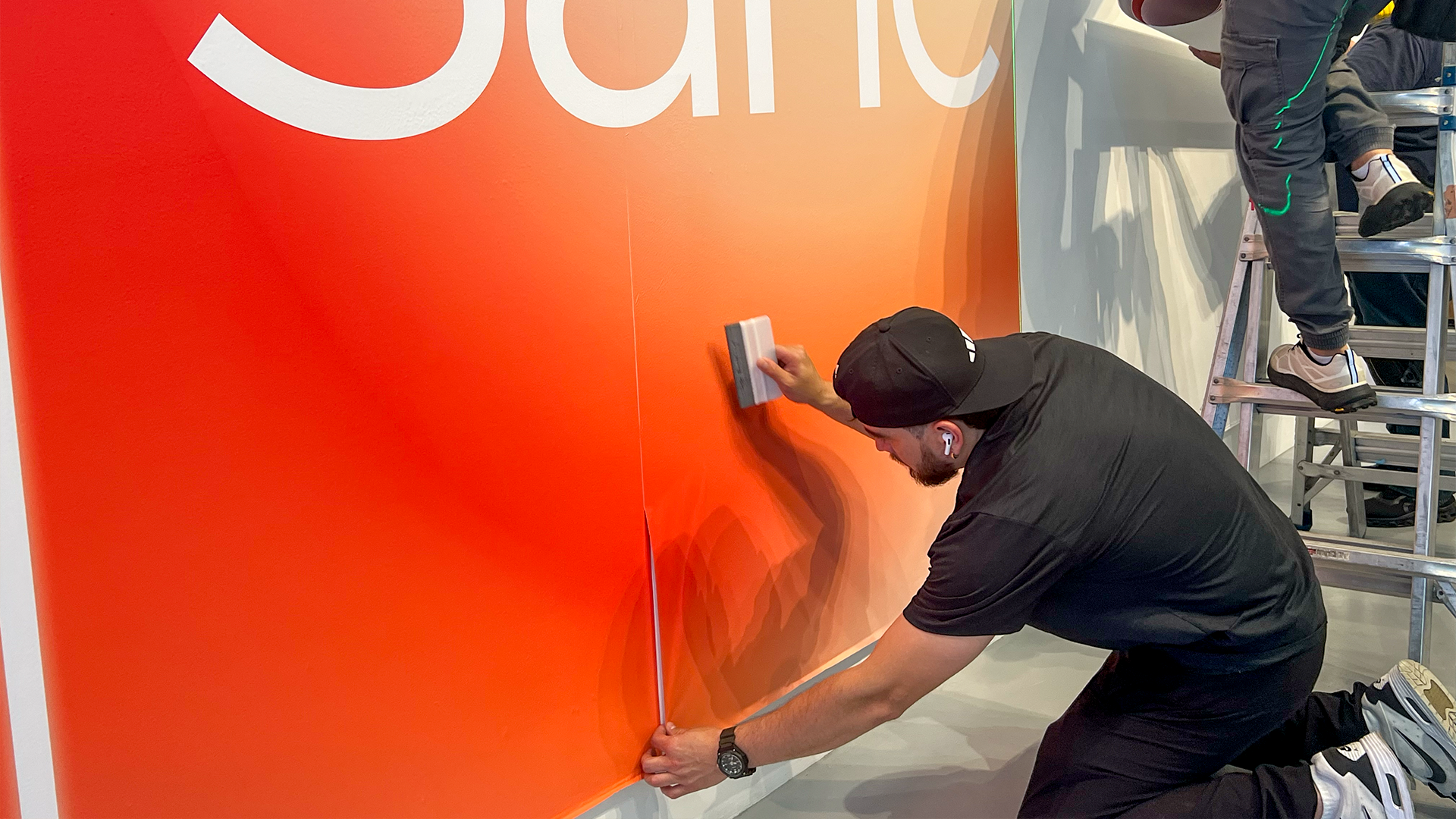 vinyl installer