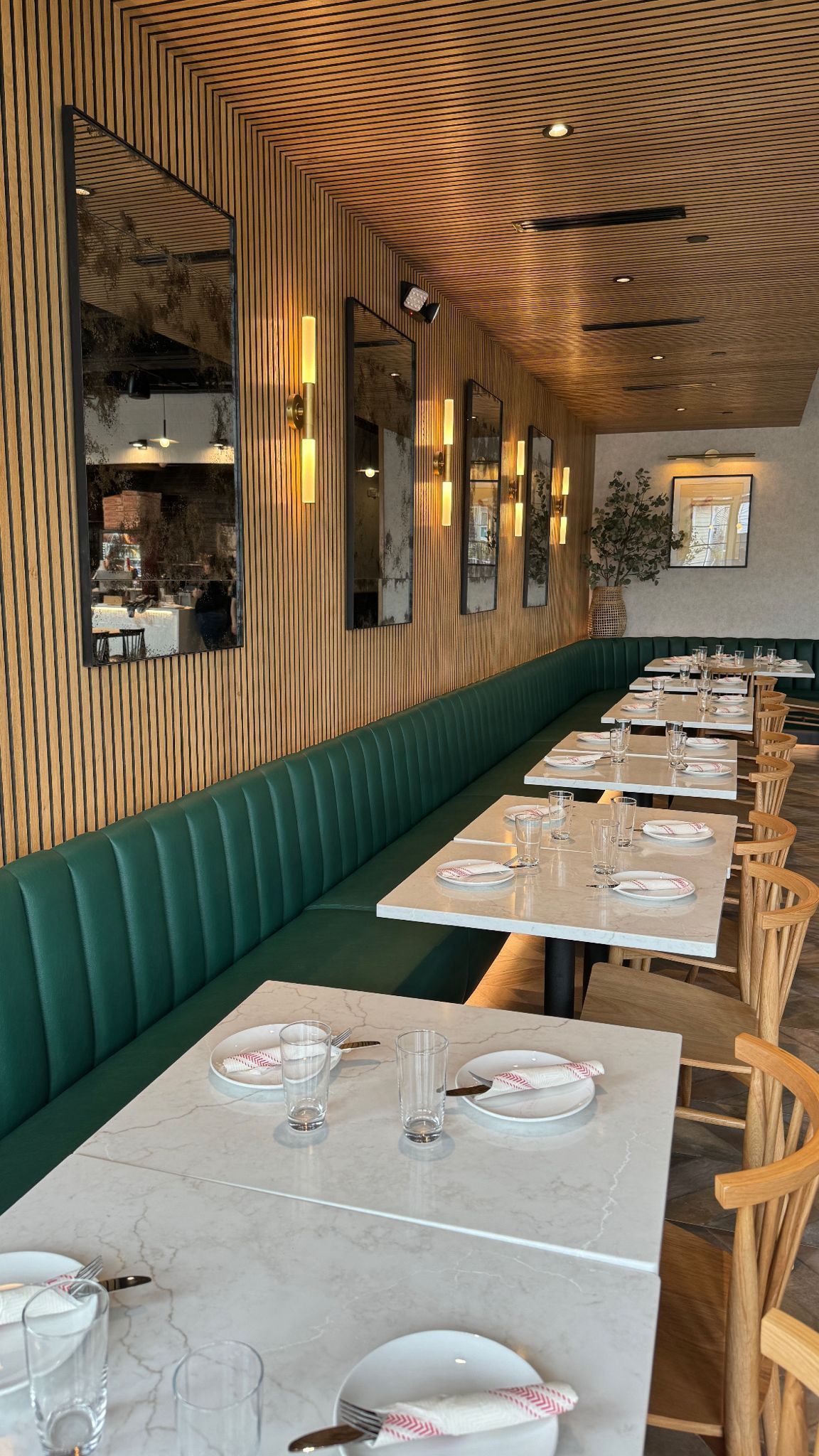 Enjoy fresh pizzas, a diverse menu, and a full bar at The Pizzeria in Babylon. 