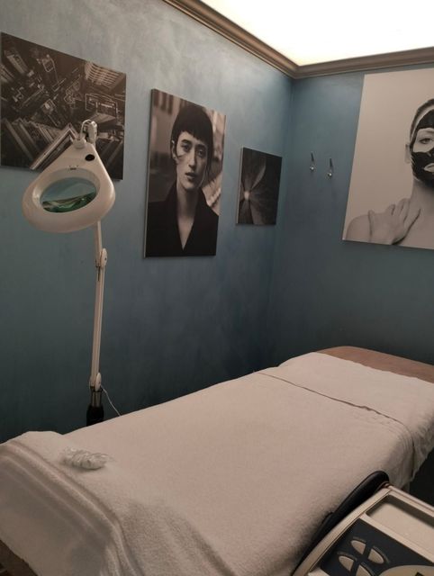 Una stanza con un letto e quadri sul muro