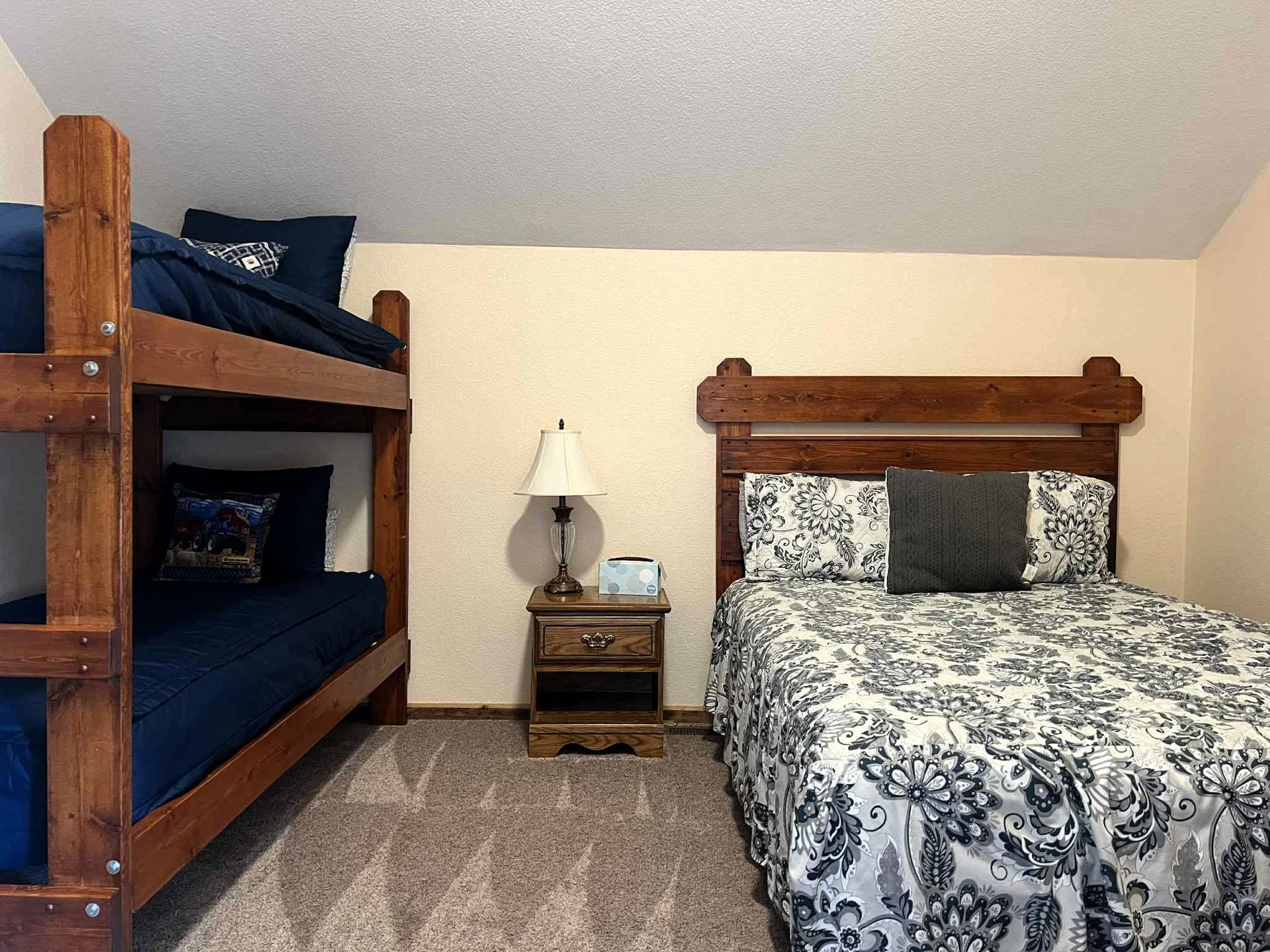 Hackberry Hunting Lodge - Comfortable Accommodations
