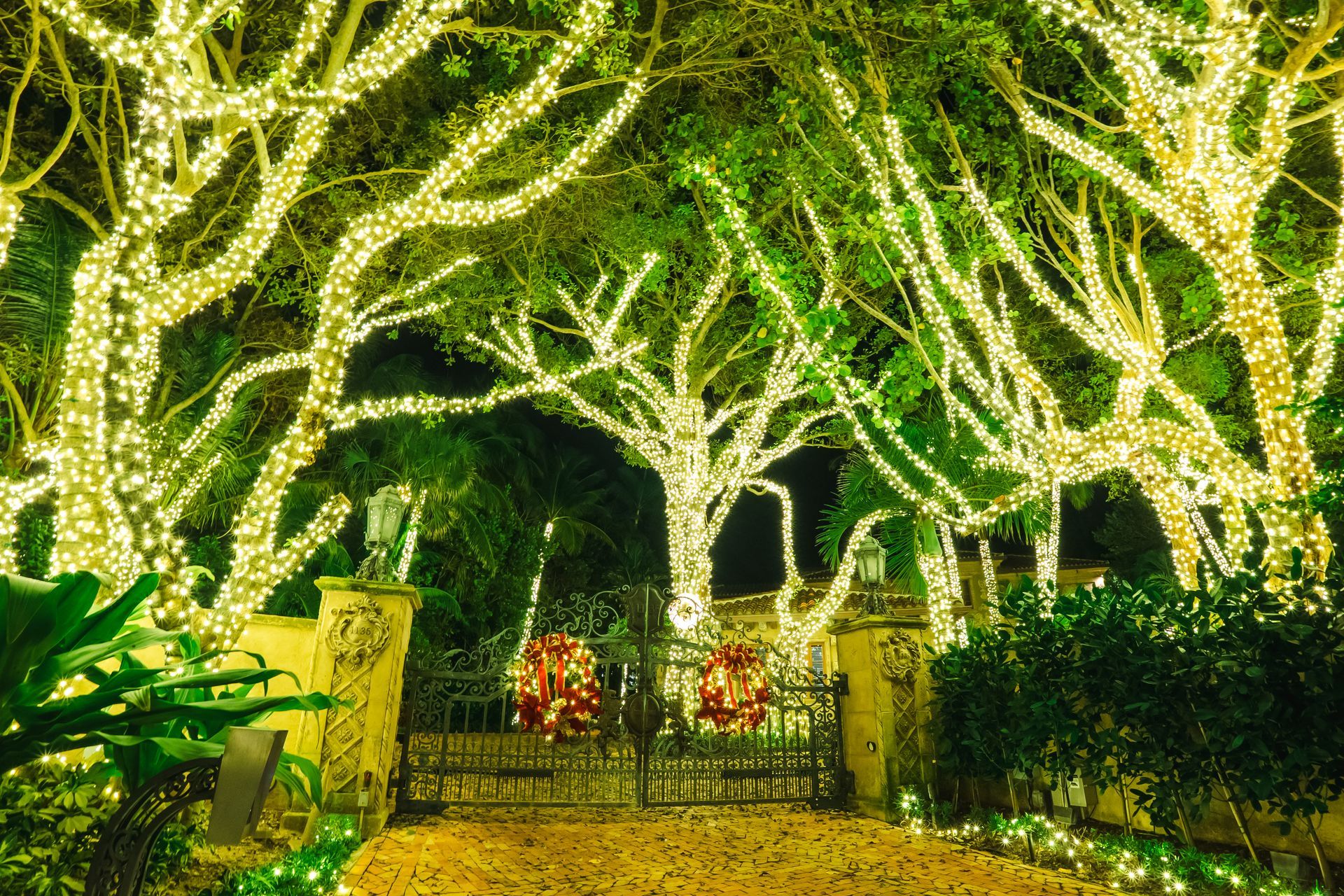 Commercial Christmas lights installation for hotels and resorts in South Florida 