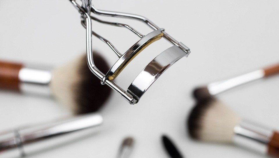 How to remove eyelash extension at home