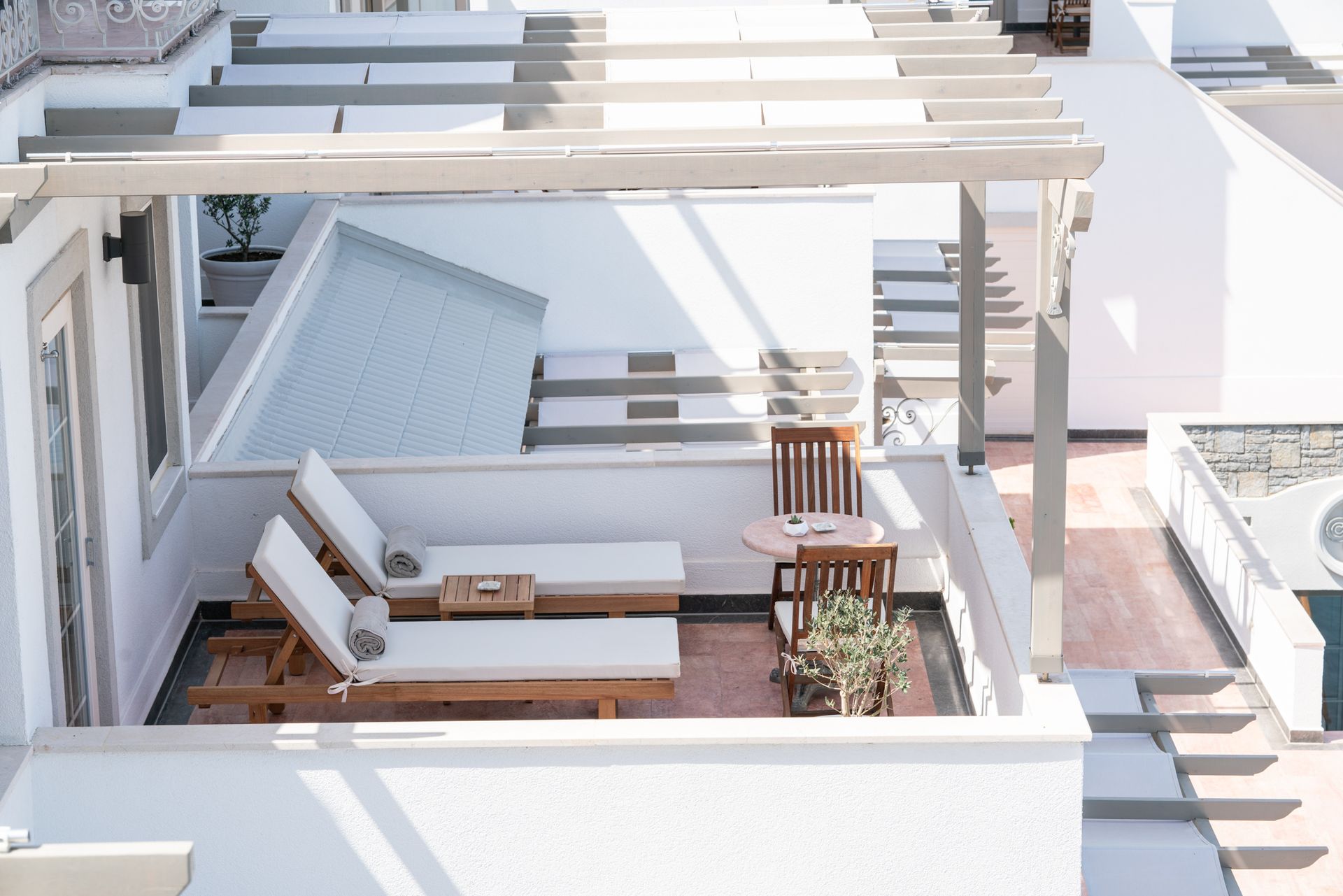  Elemanta Boutique Hotel | White rooftop patio with lounge chairs