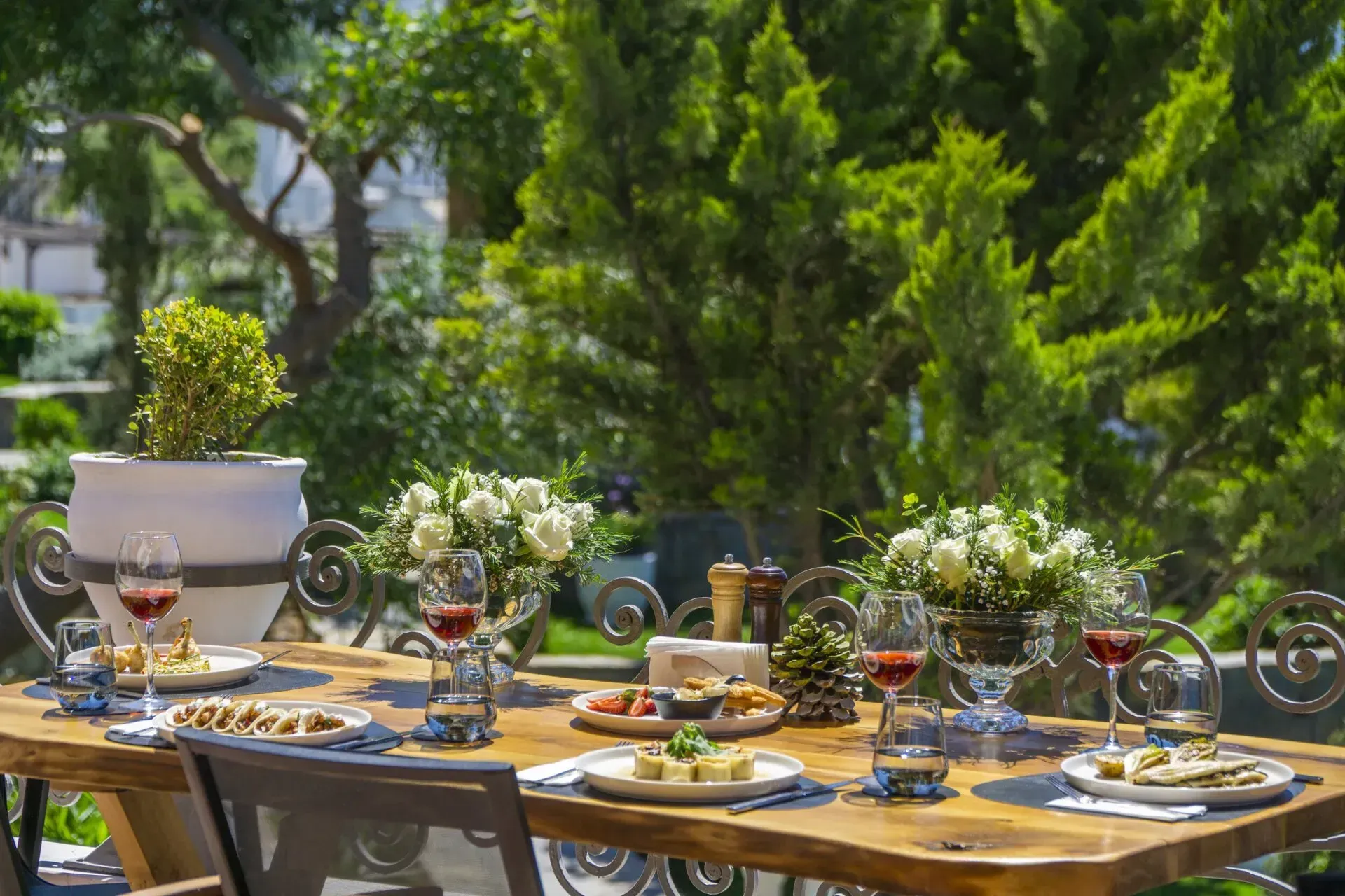 Ruins Luxury Resort'un modern tasarımlı, deniz ve havuz manzaralı deluxe odası
