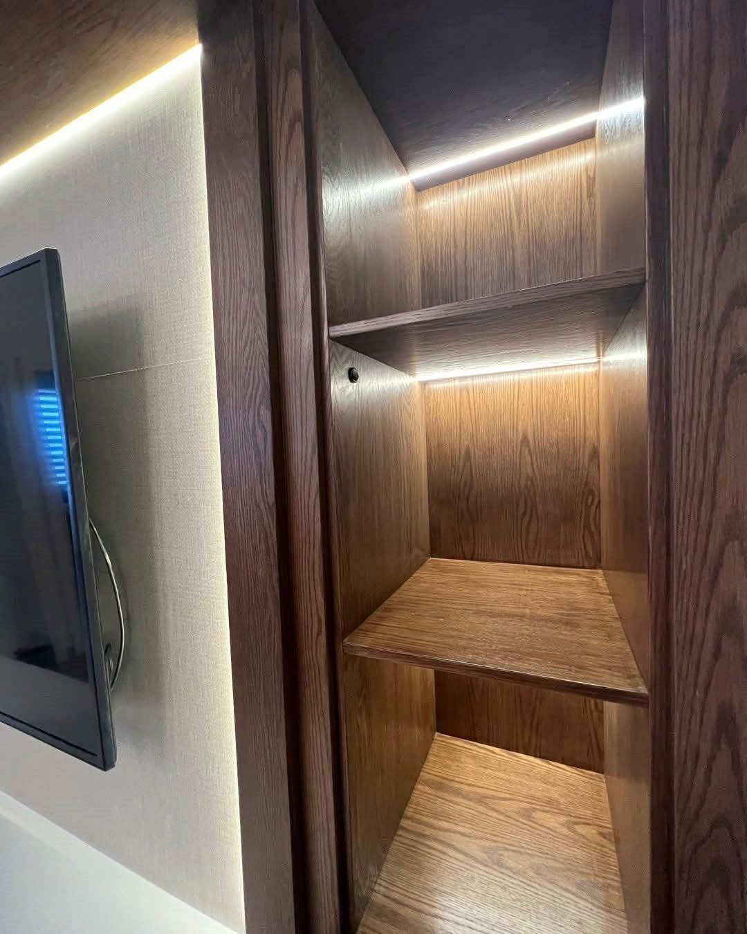 Clóset de madera a la medida con iluminación LED en Hermosillo