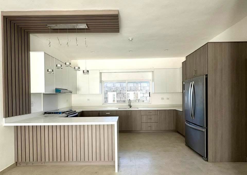 Cocina integral blanca con isla fabricada a la medida en Hermosillo