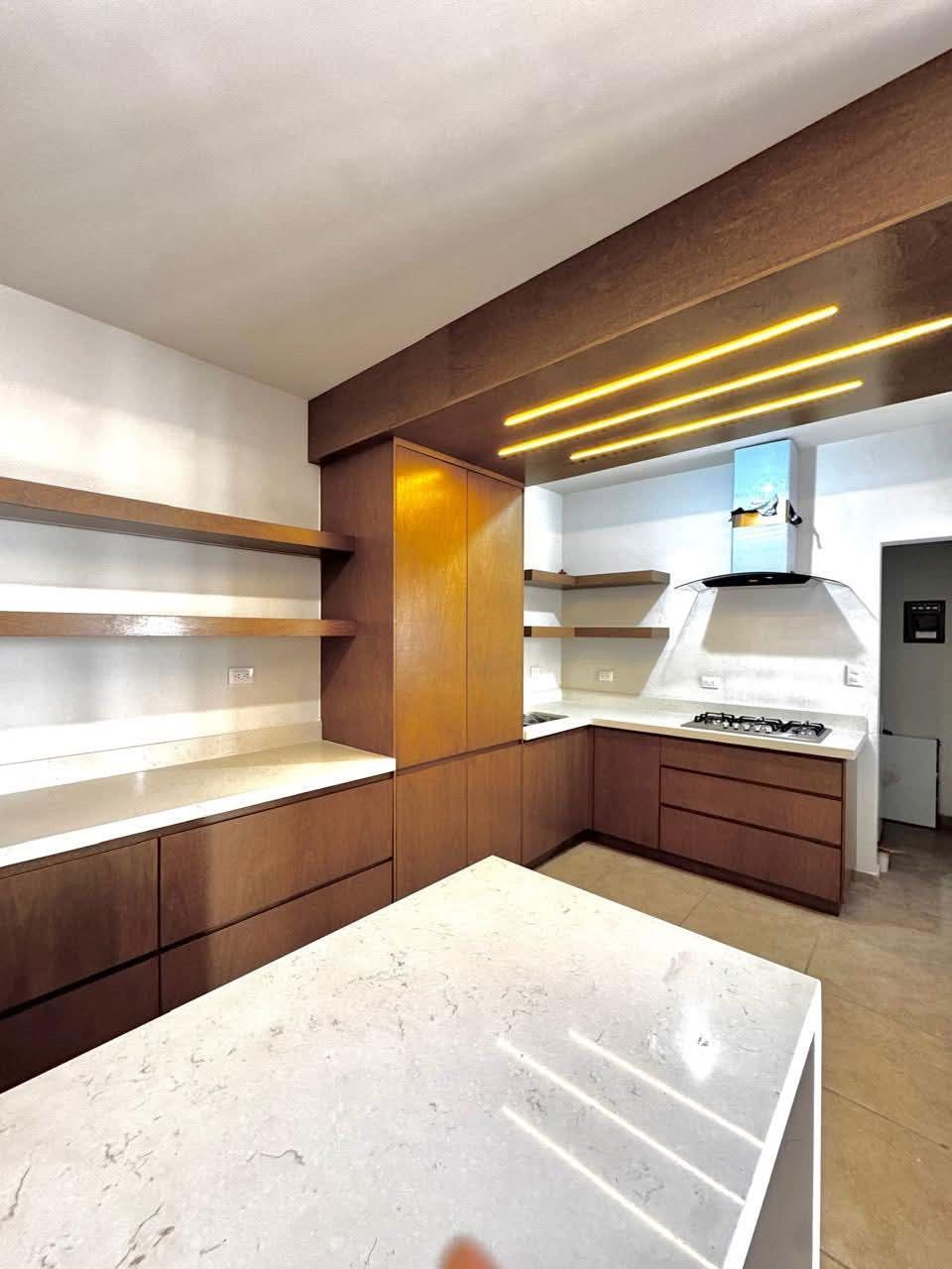 Cocina integral de madera en L con iluminación LED en Hermosillo