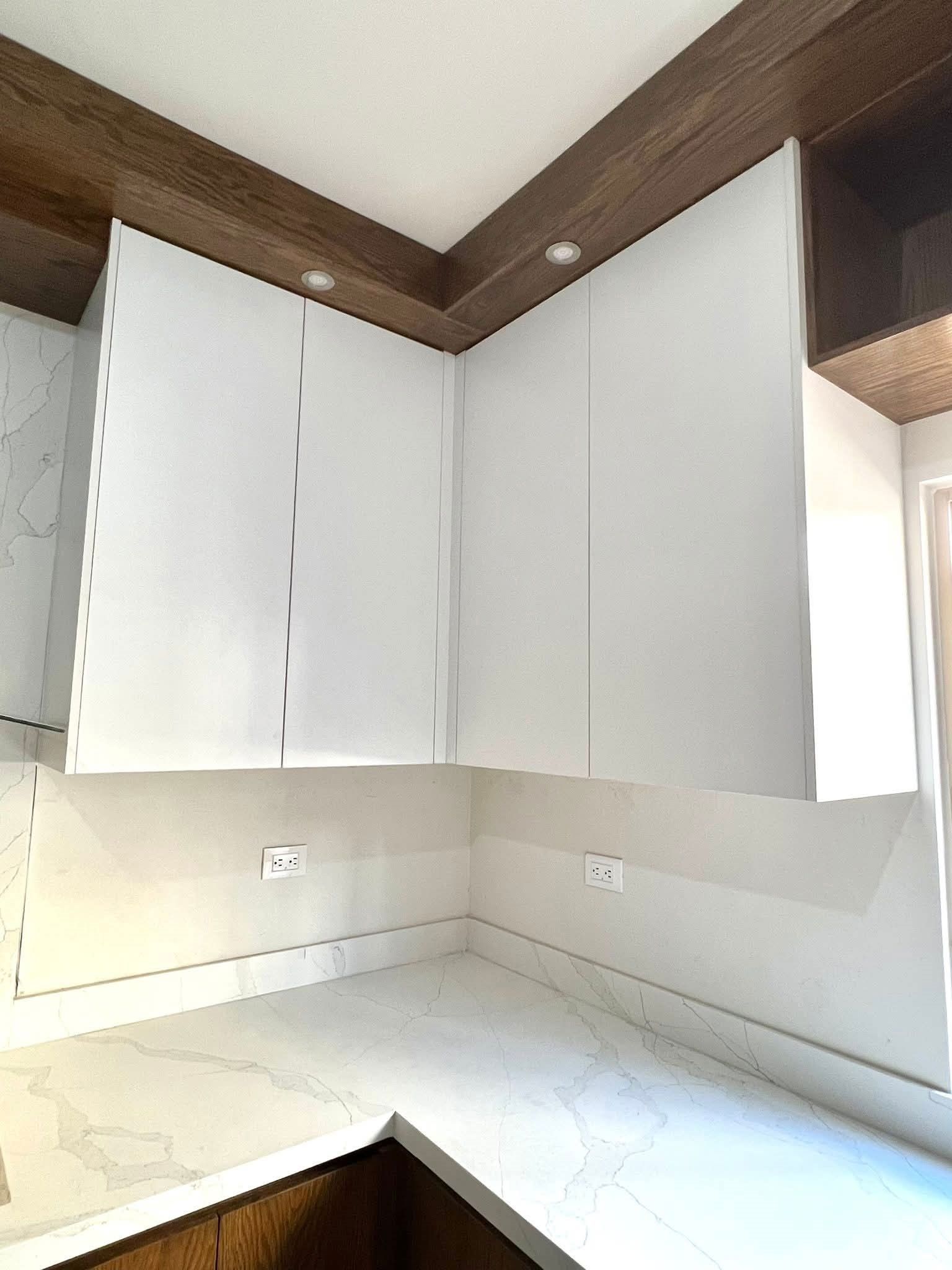 Cocina con plafón de madera, carpintería arquitectónica
