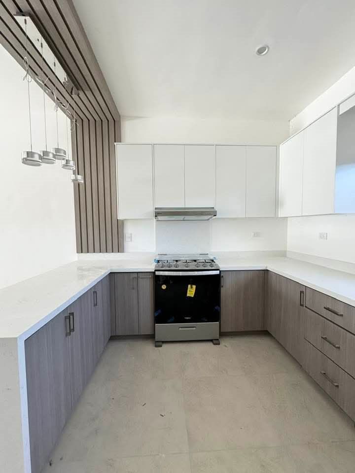 Cocina integral en U con gabinetes grises