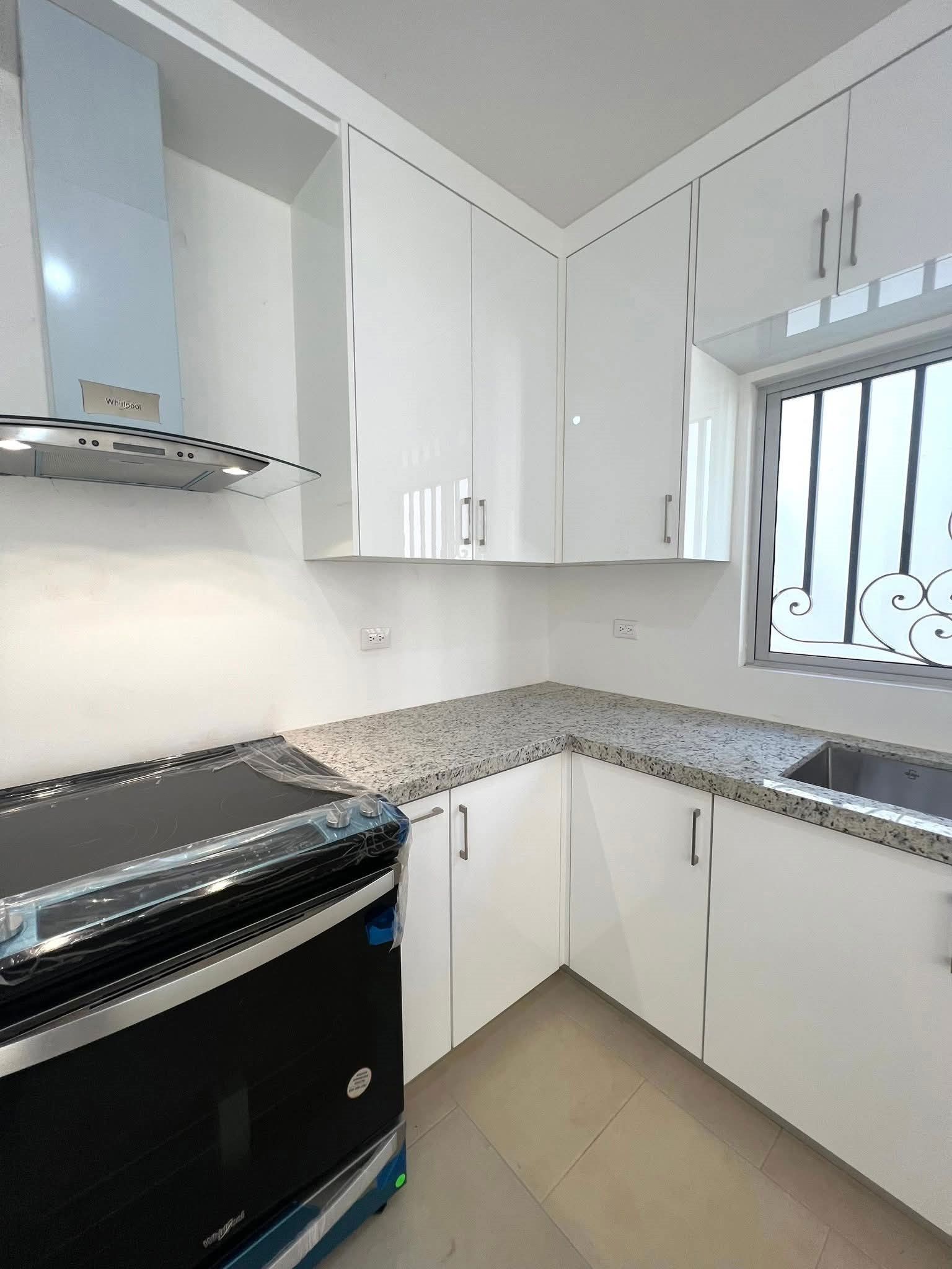 Cocina integral blanca en L