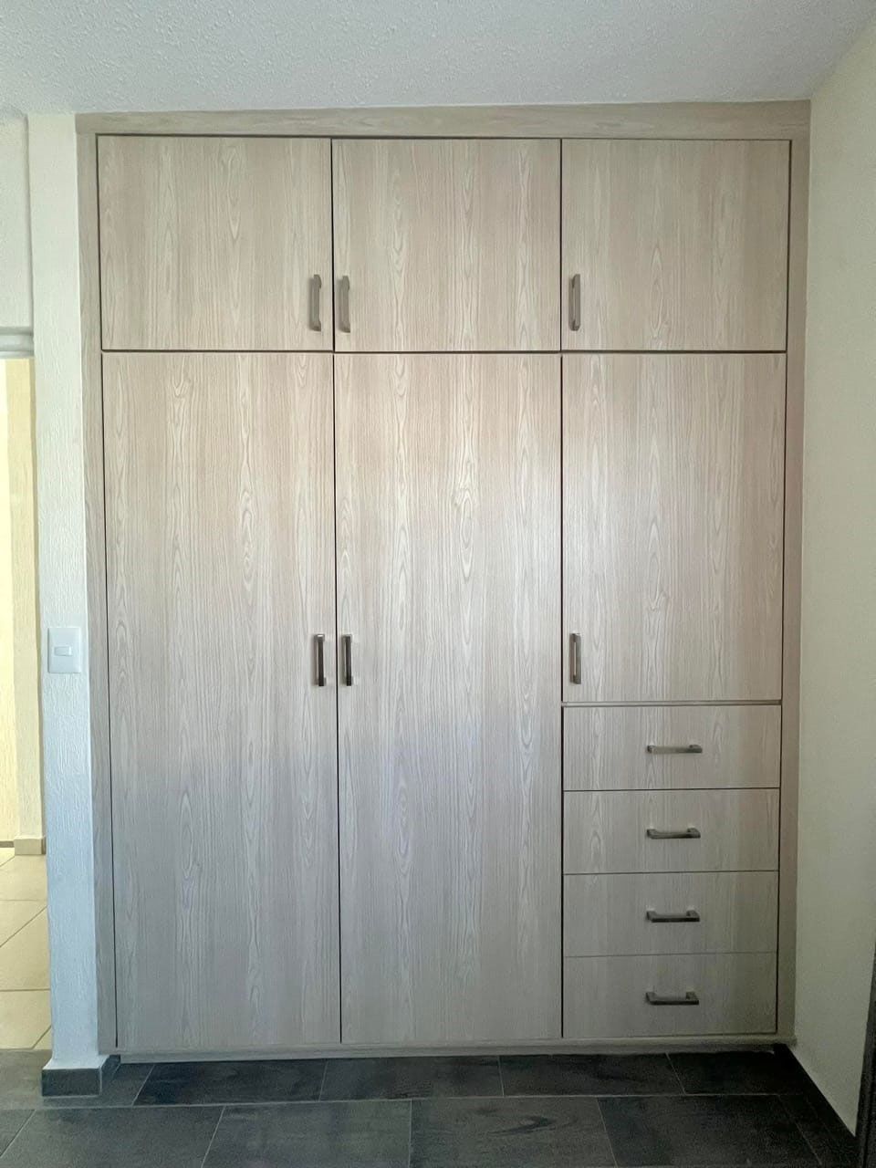 Clóset de blancos gris a la medida