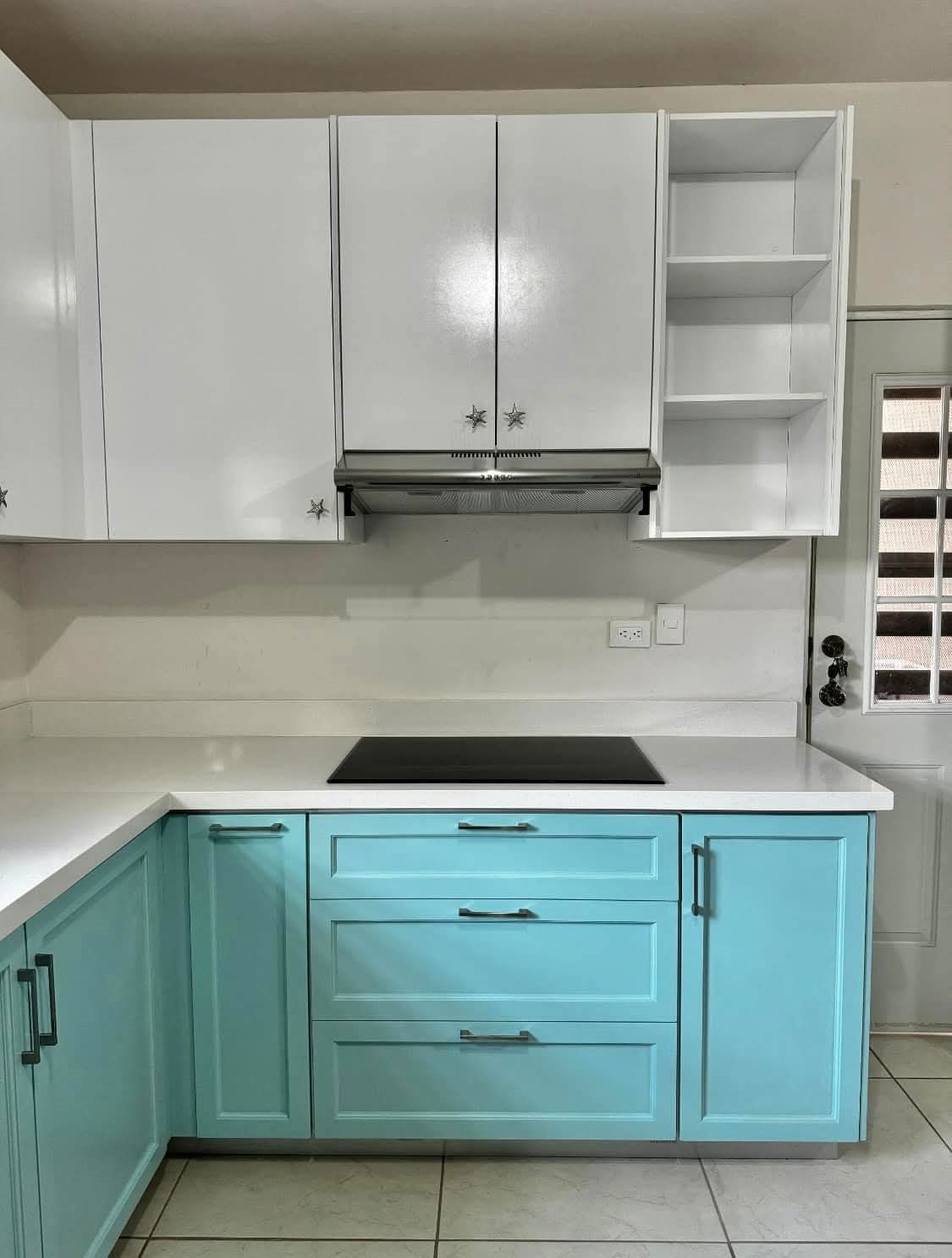Cocina integral aqua con parrilla empotrada