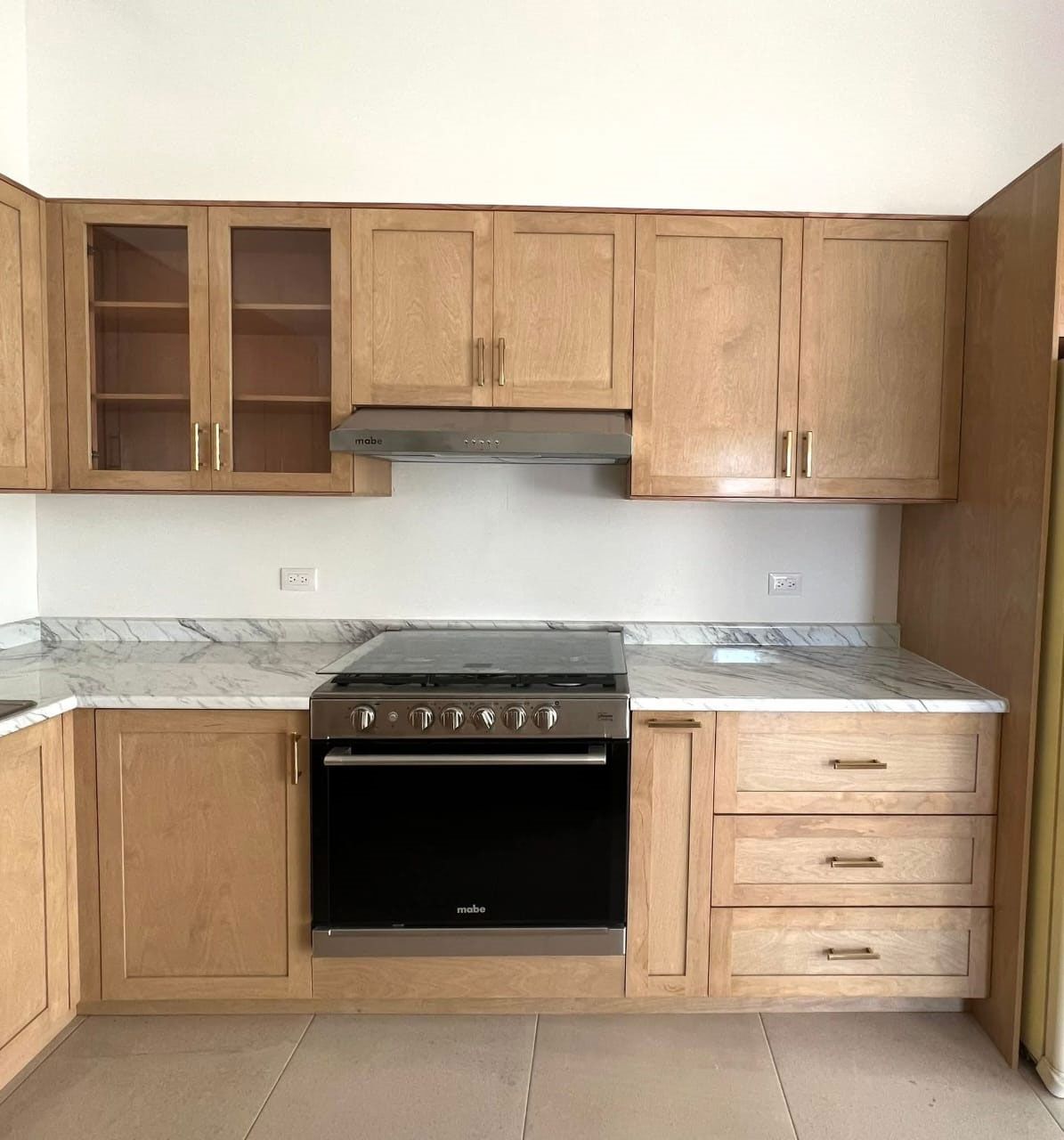 Cocina integral de madera clara