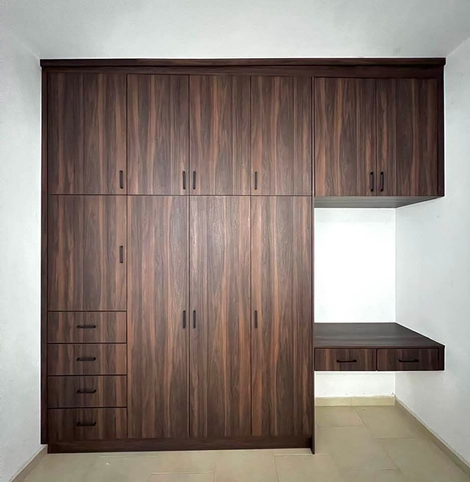Clóset de madera oscura de piso a techo