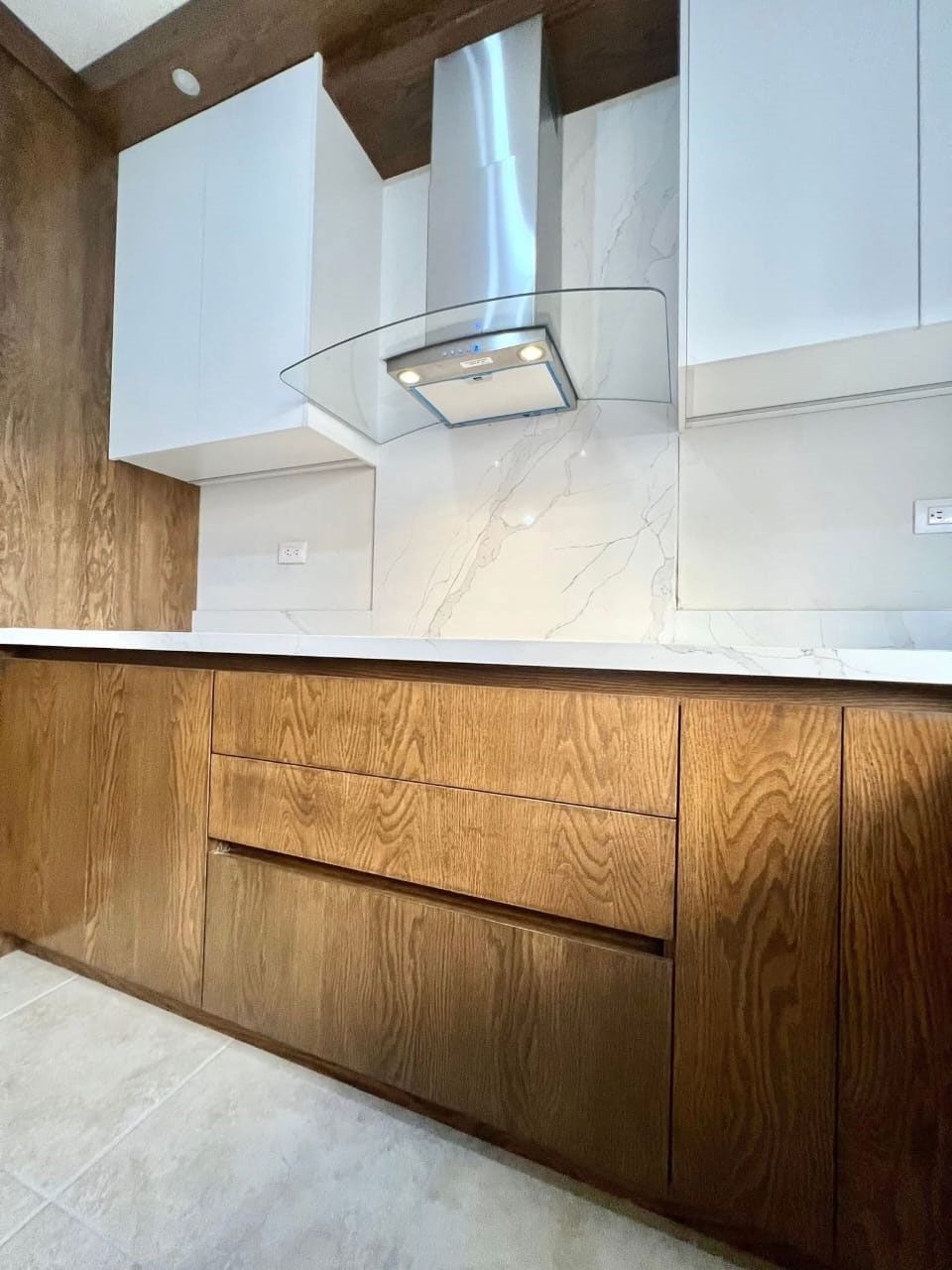 Cocina integral de madera con campana de isla