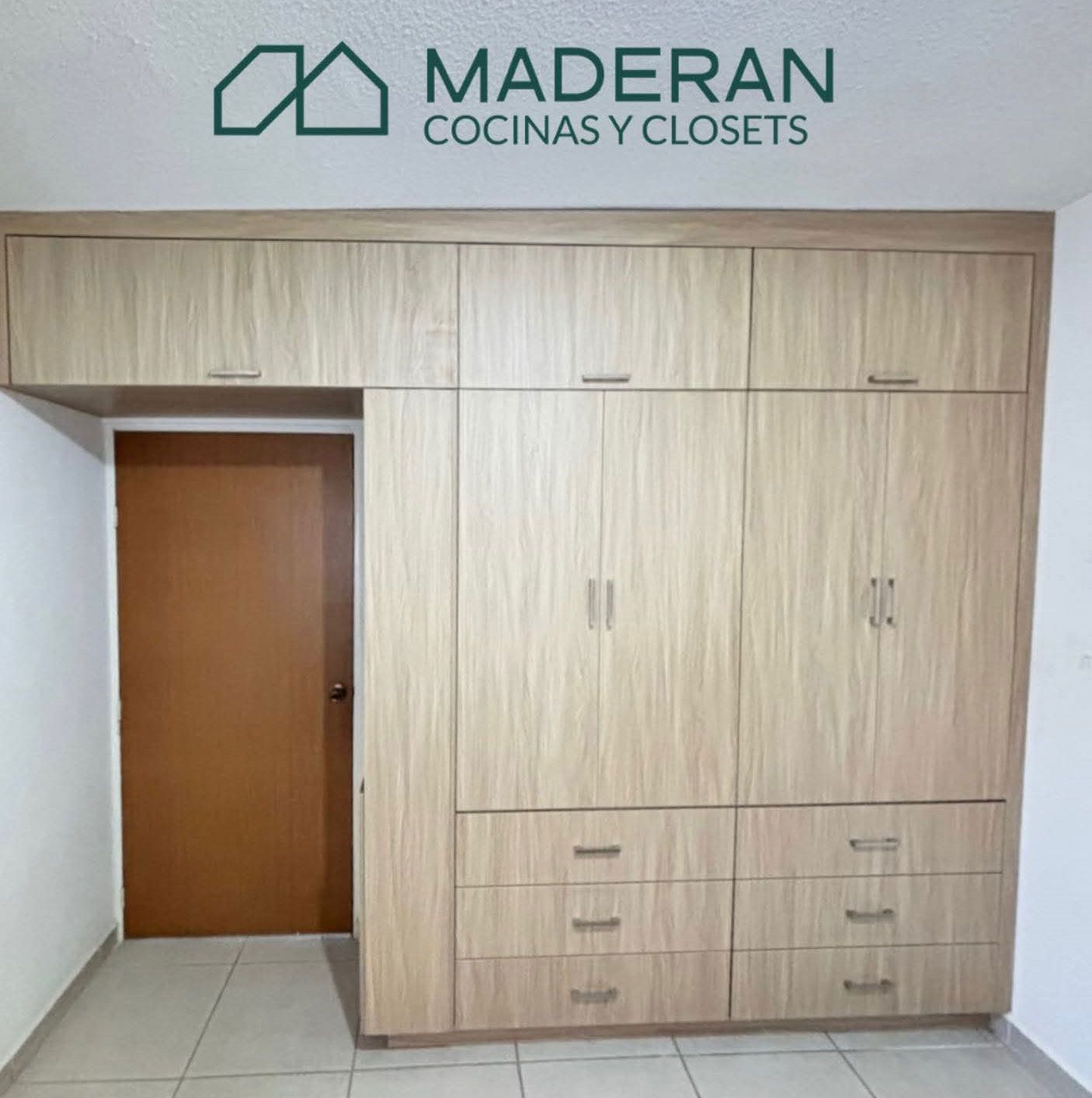 Clóset de madera clara con cajones