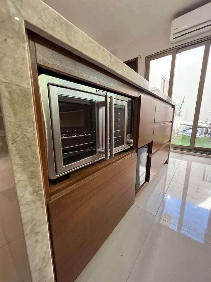 Muro de madera con hornos empotrados