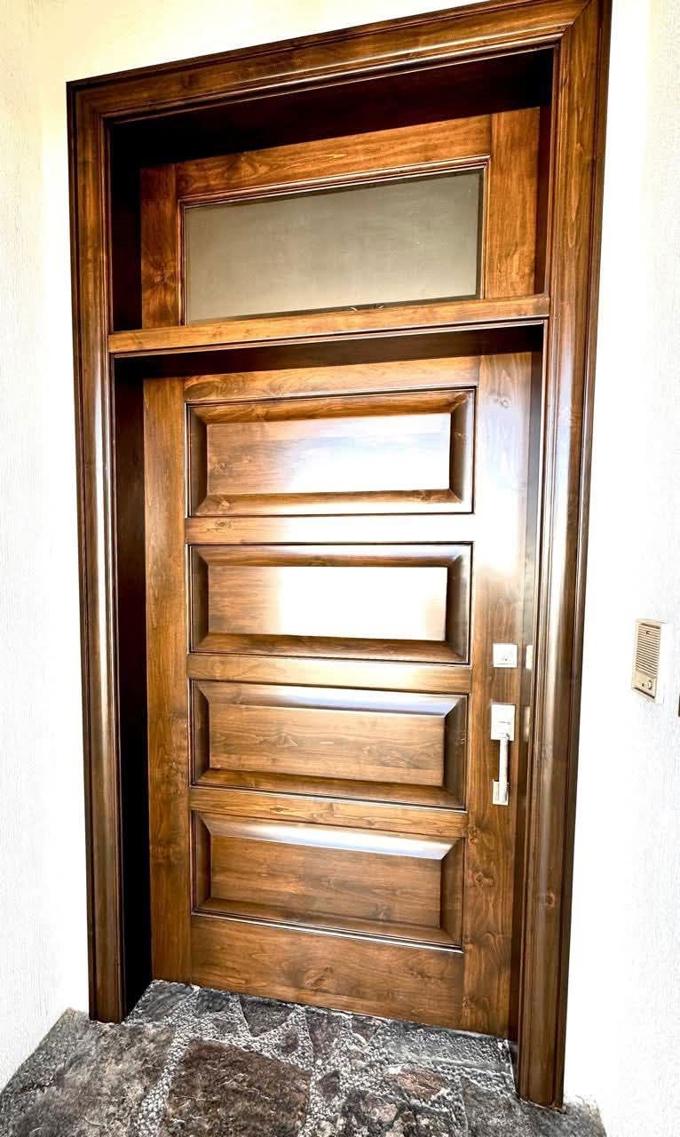 Puerta principal de madera